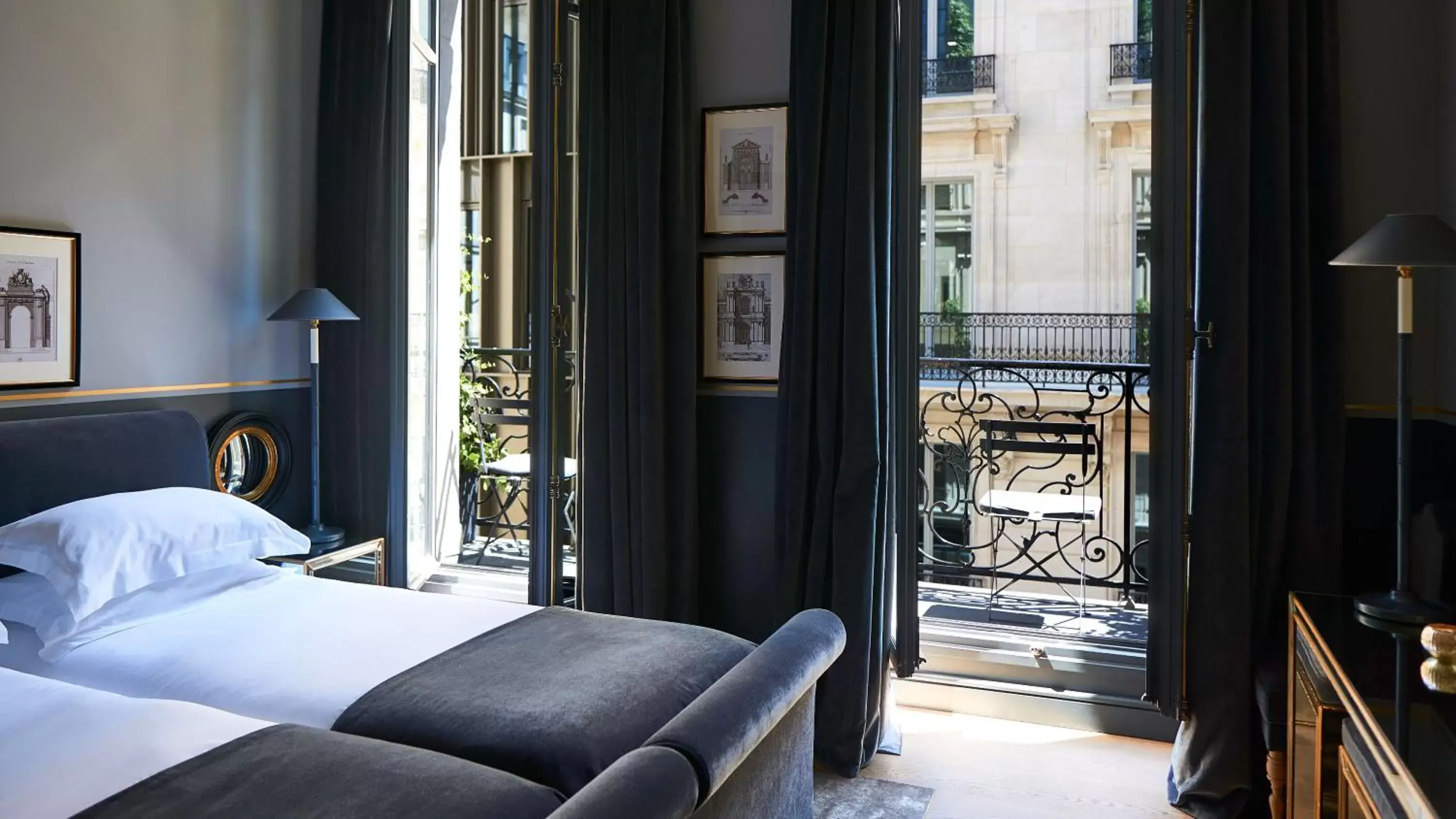 View (from property/room), Bed in Monsieur George Hotel & Spa - Champs-Elysées