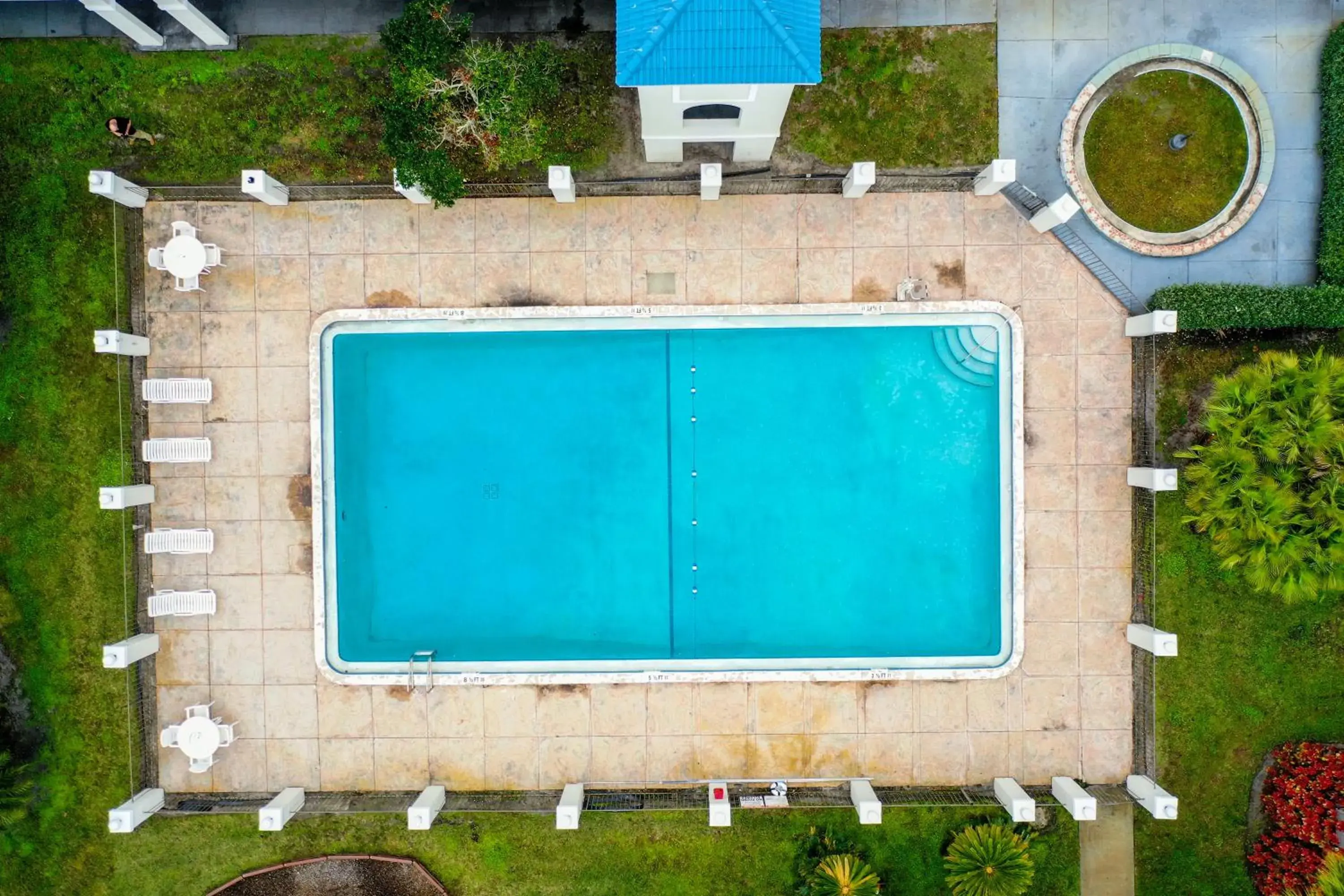 Swimming pool in Stayable Suites Lakeland