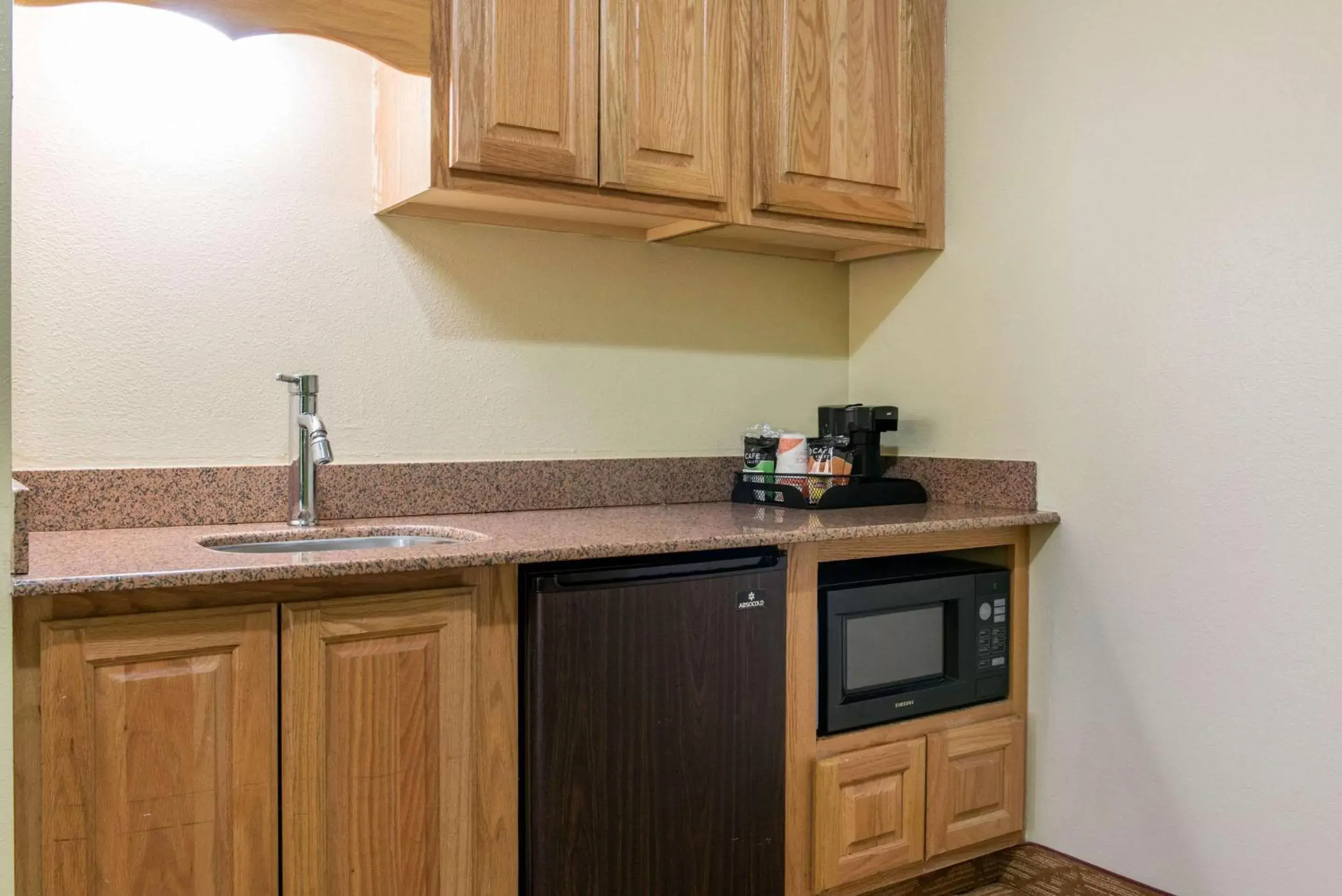 Photo of the whole room, Kitchen/Kitchenette in Quality Inn Jacksonville near I-72