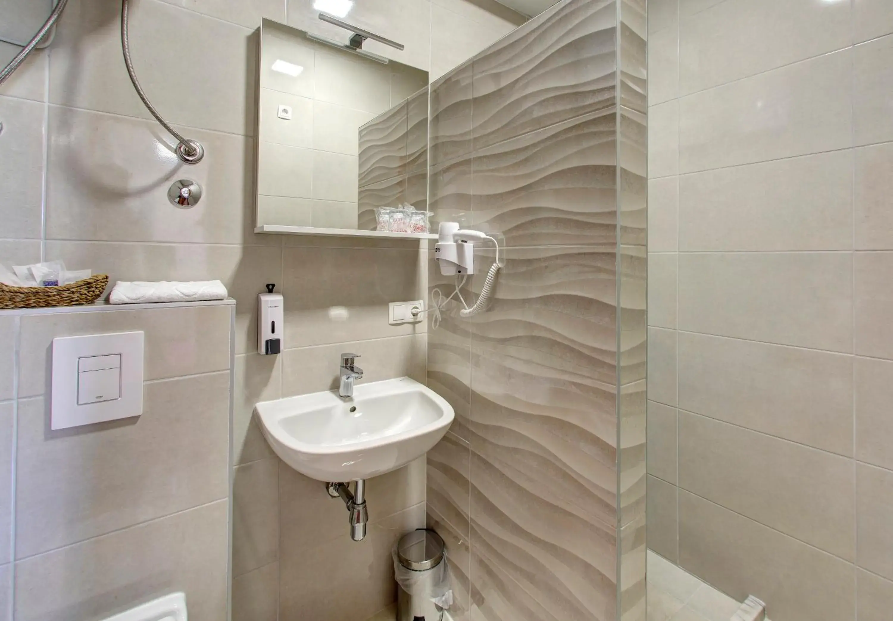 Shower, Bathroom in Hotel Almira