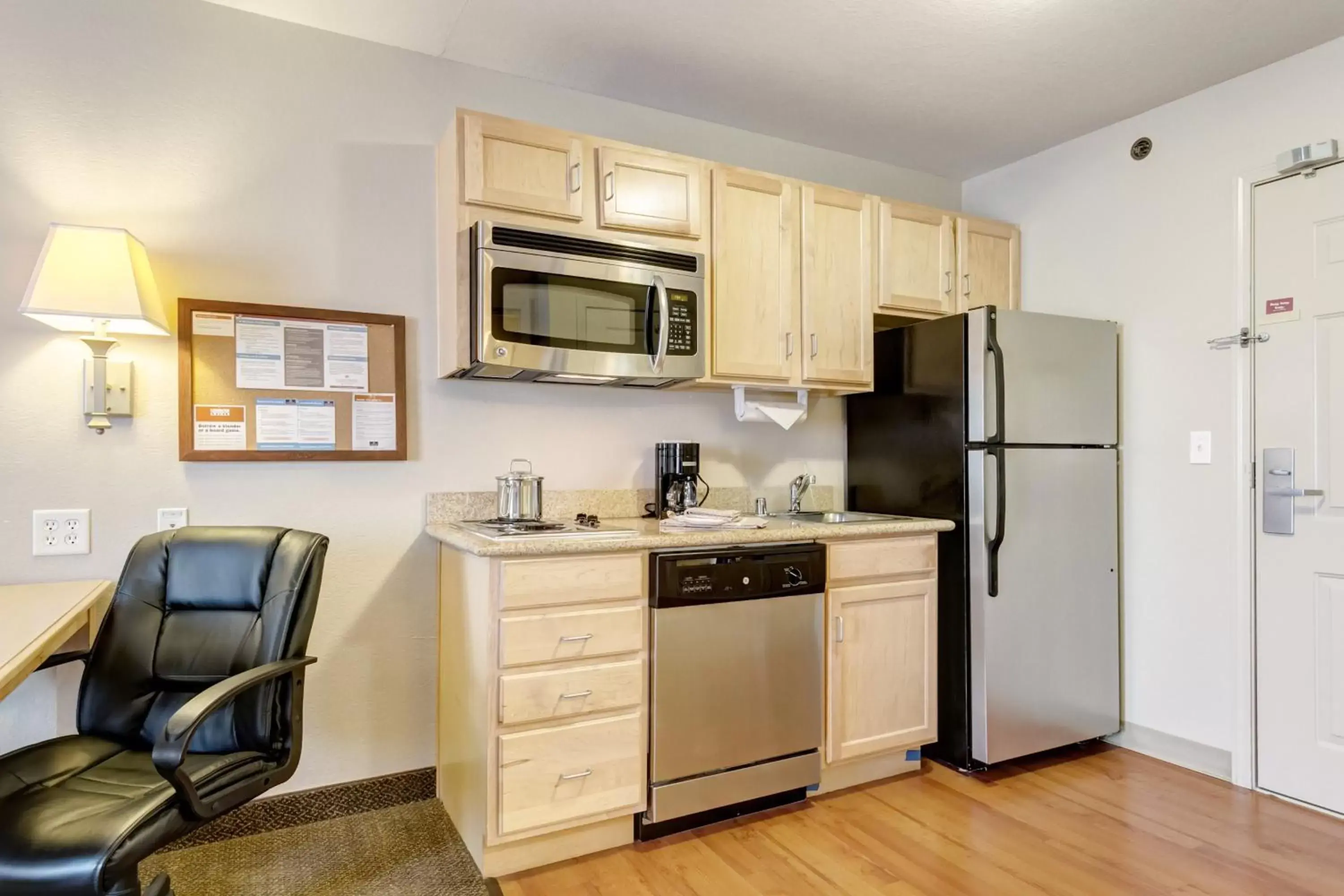 Photo of the whole room, Kitchen/Kitchenette in Candlewood Suites Paducah, an IHG Hotel