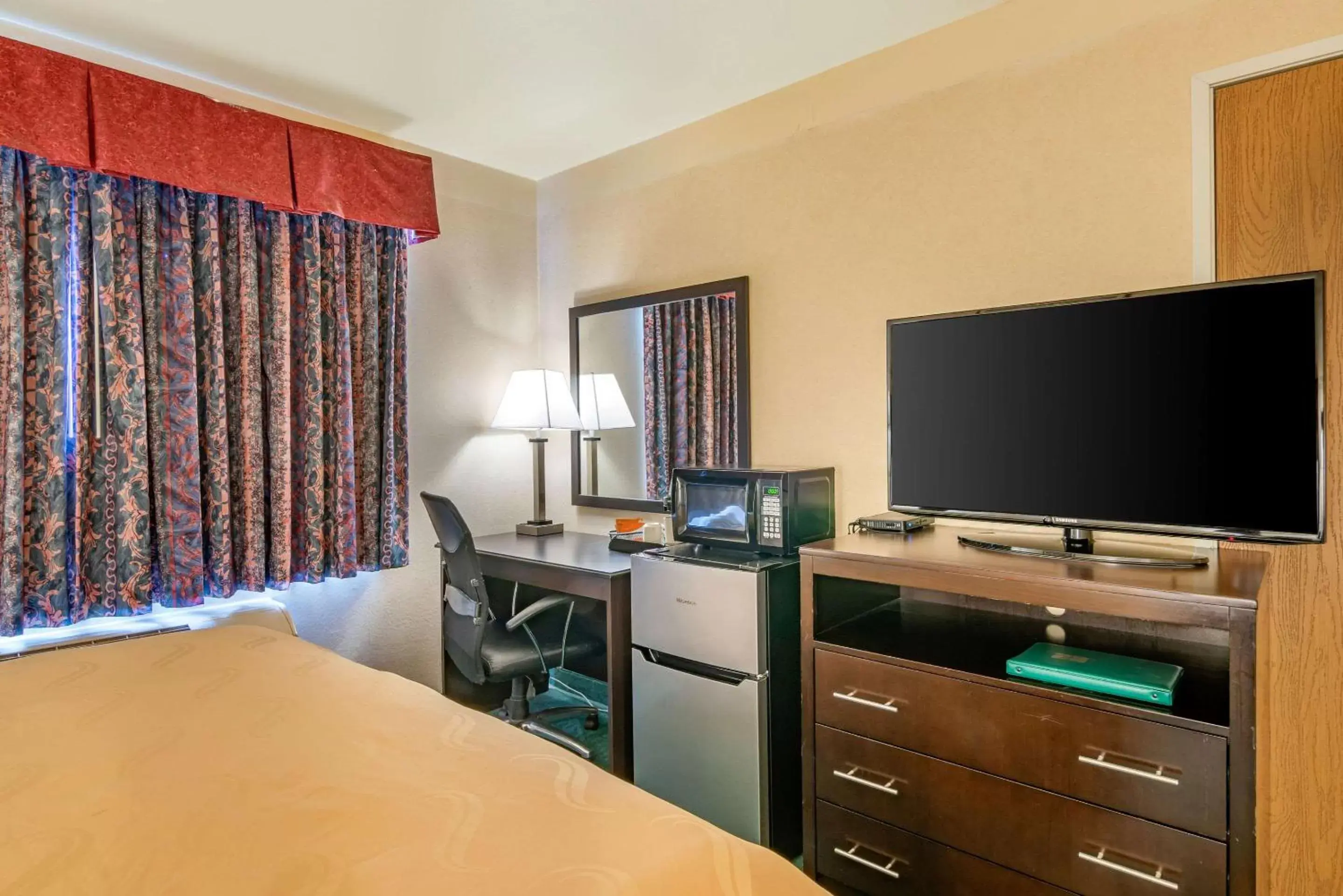 Photo of the whole room, TV/Entertainment Center in Bend Quality Inn