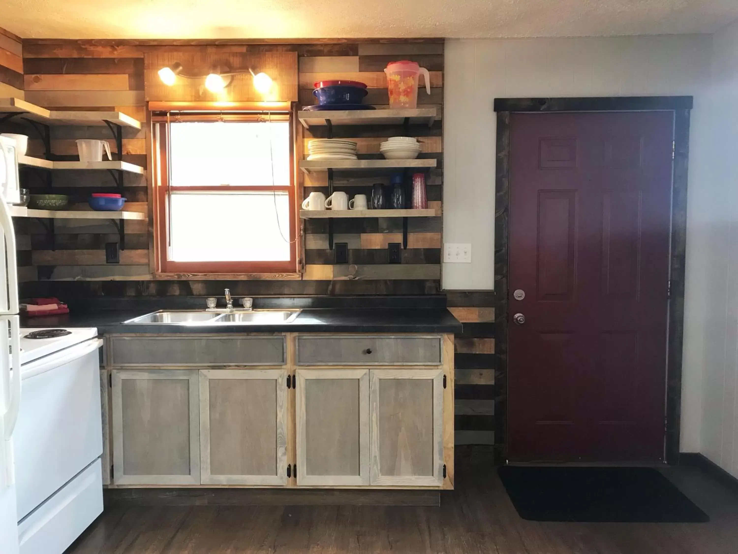 Kitchen/Kitchenette in Calm Waters Resort