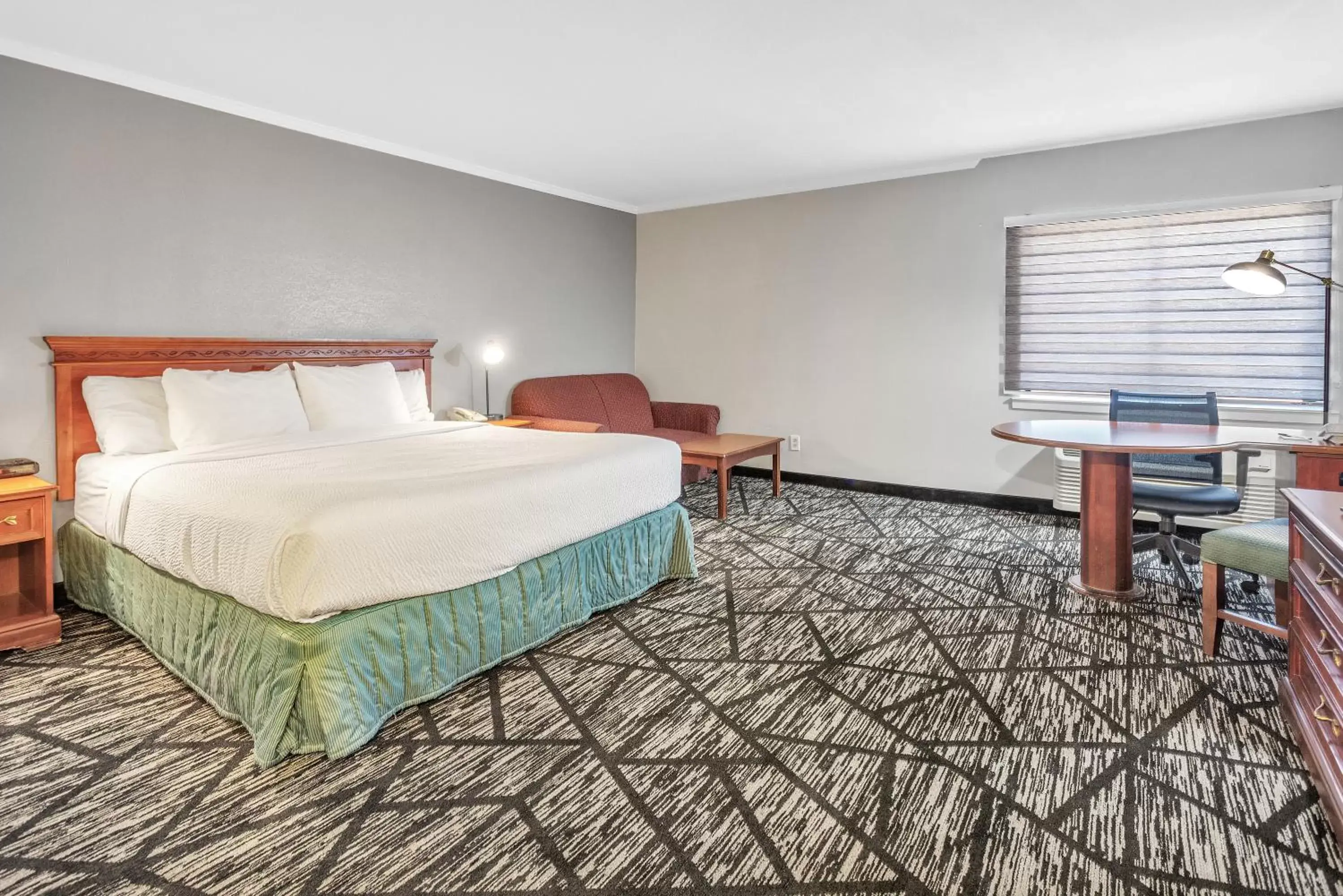 Bed in La Quinta Inn by Wyndham Cleveland Independence