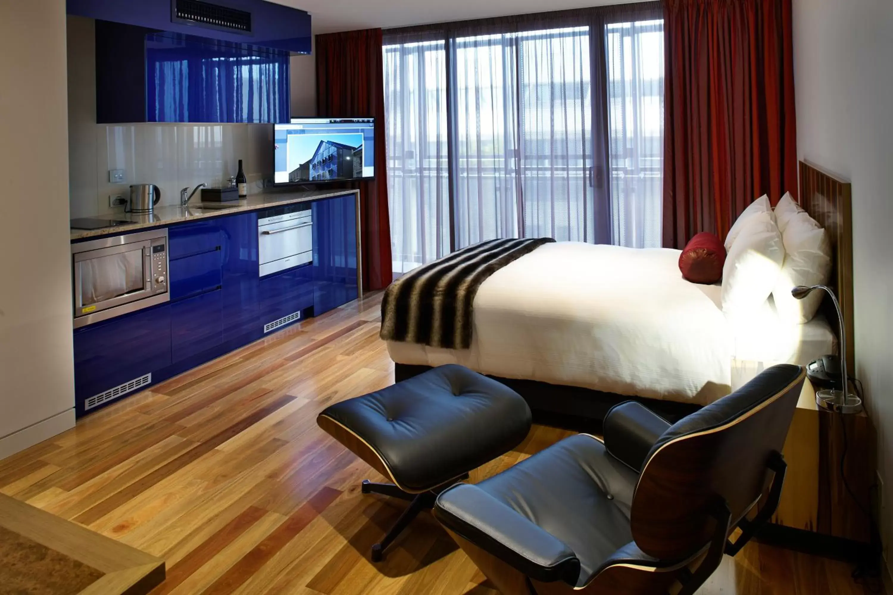 Bed, Seating Area in Salamanca Wharf Hotel