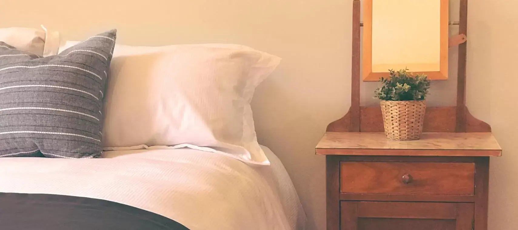 Standard Queen Room in Auberge de l'Abbaye d'Oka Standard Queen Room in Auberge de l'Abbaye d'Oka