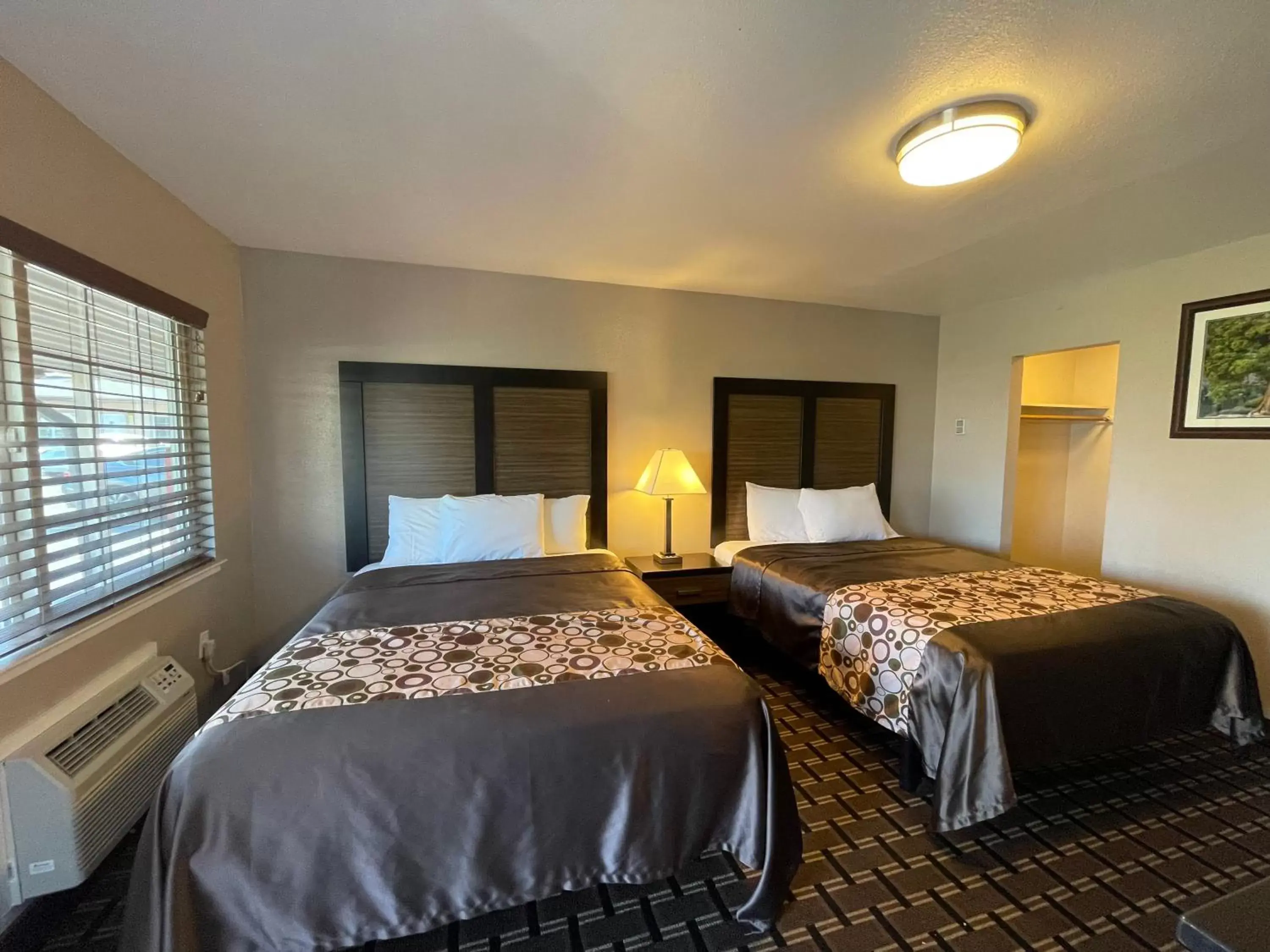 Queen Room with Two Queen Beds in Beverly Lodge