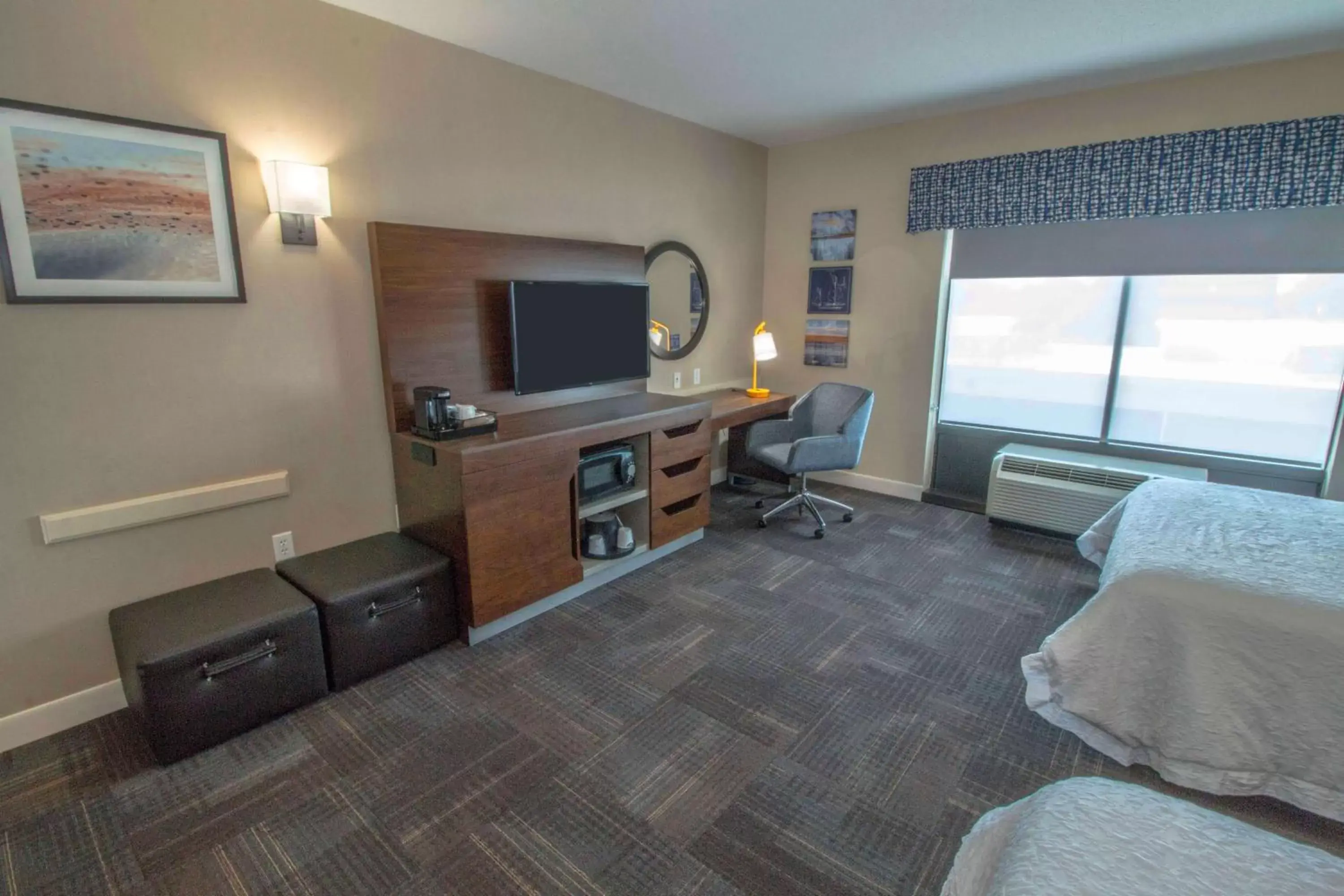 Bedroom, TV/Entertainment Center in Hampton Inn & Suites Chesapeake-Battlefield Boulevard
