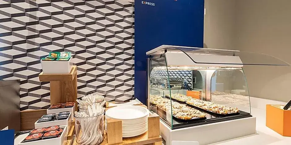 Food and drinks in Holiday Inn Express & Suites - Dahlonega - University Area by IHG Food and drinks in Holiday Inn Express & Suites - Dahlonega - University Area by IHG