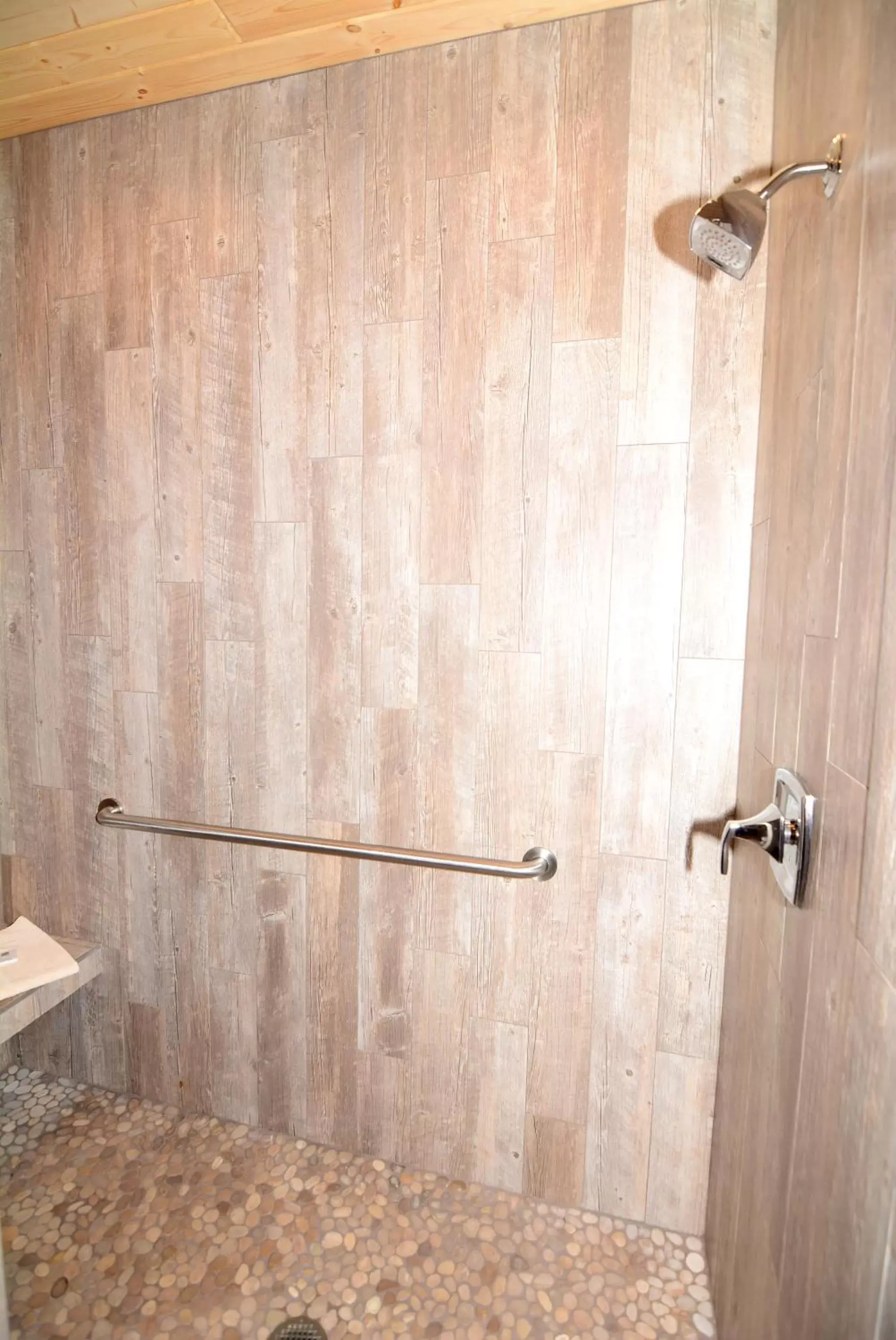 Shower, Bathroom in Lakeside Lodge Resort and Marina