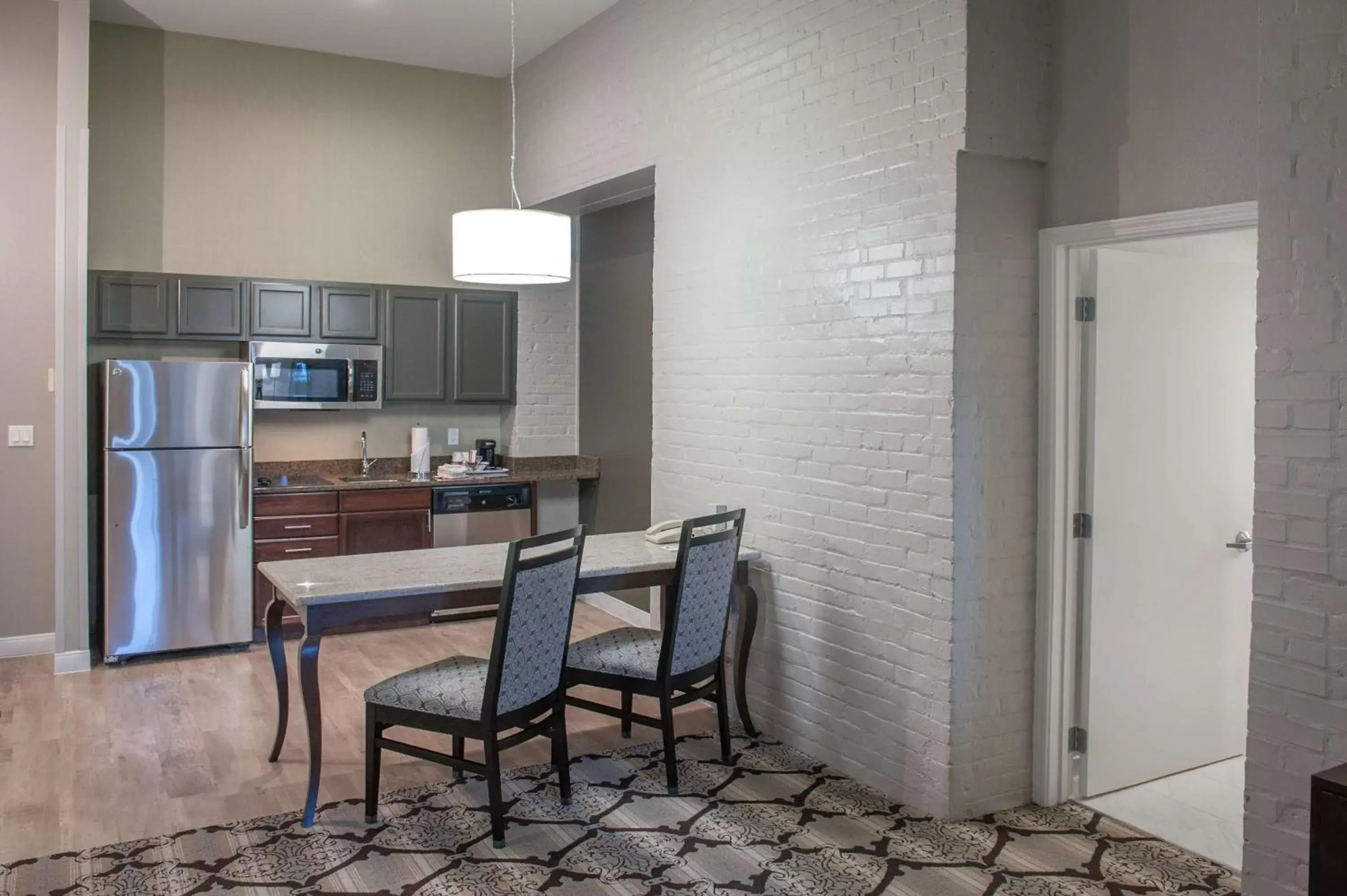 Bed, Kitchen/Kitchenette in Hampton Inn and Suites New Orleans Convention Center