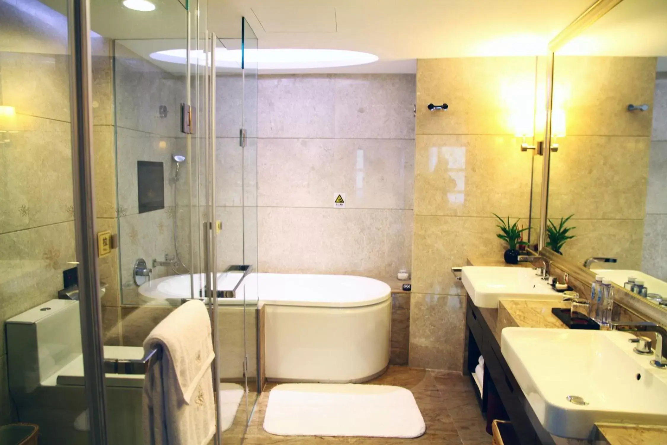 Bathroom in The Pavilion Hotel Shenzhen (Huaqiang NorthBusiness Zone)