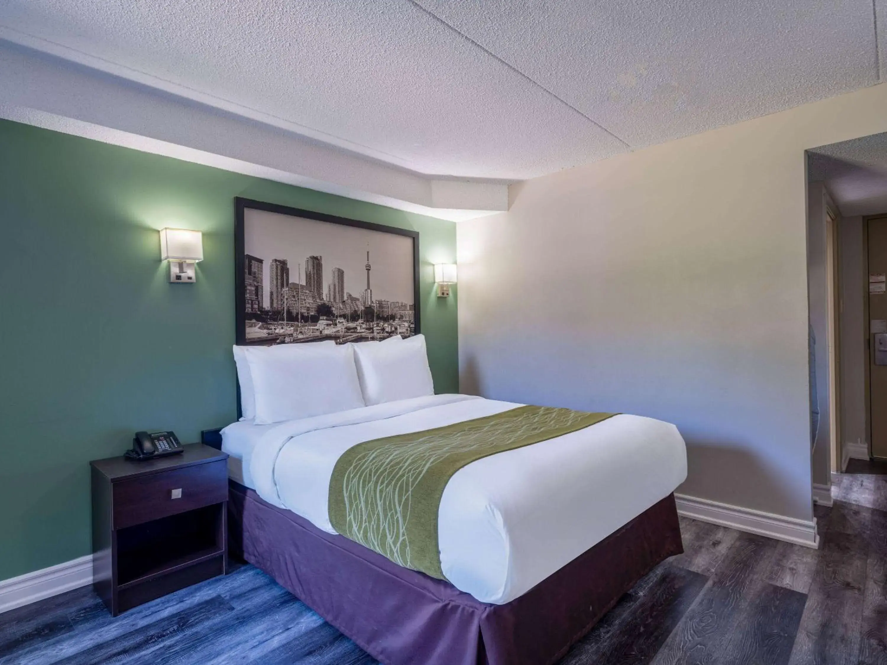 Photo of the whole room, Bed in Super 8 by Wyndham Toronto East ON