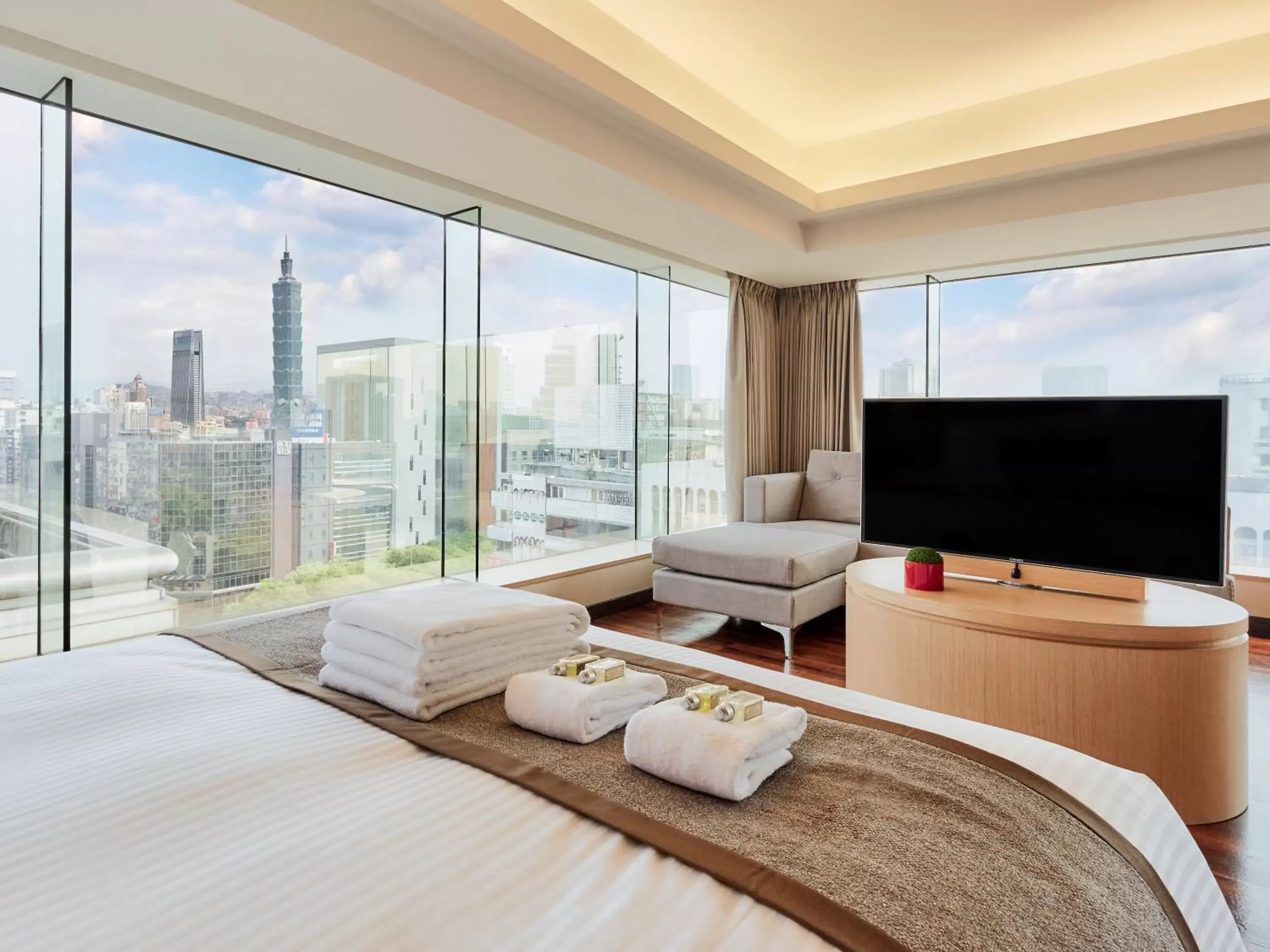 Photo of the whole room, TV/Entertainment Center in Eastin Taipei Hotel