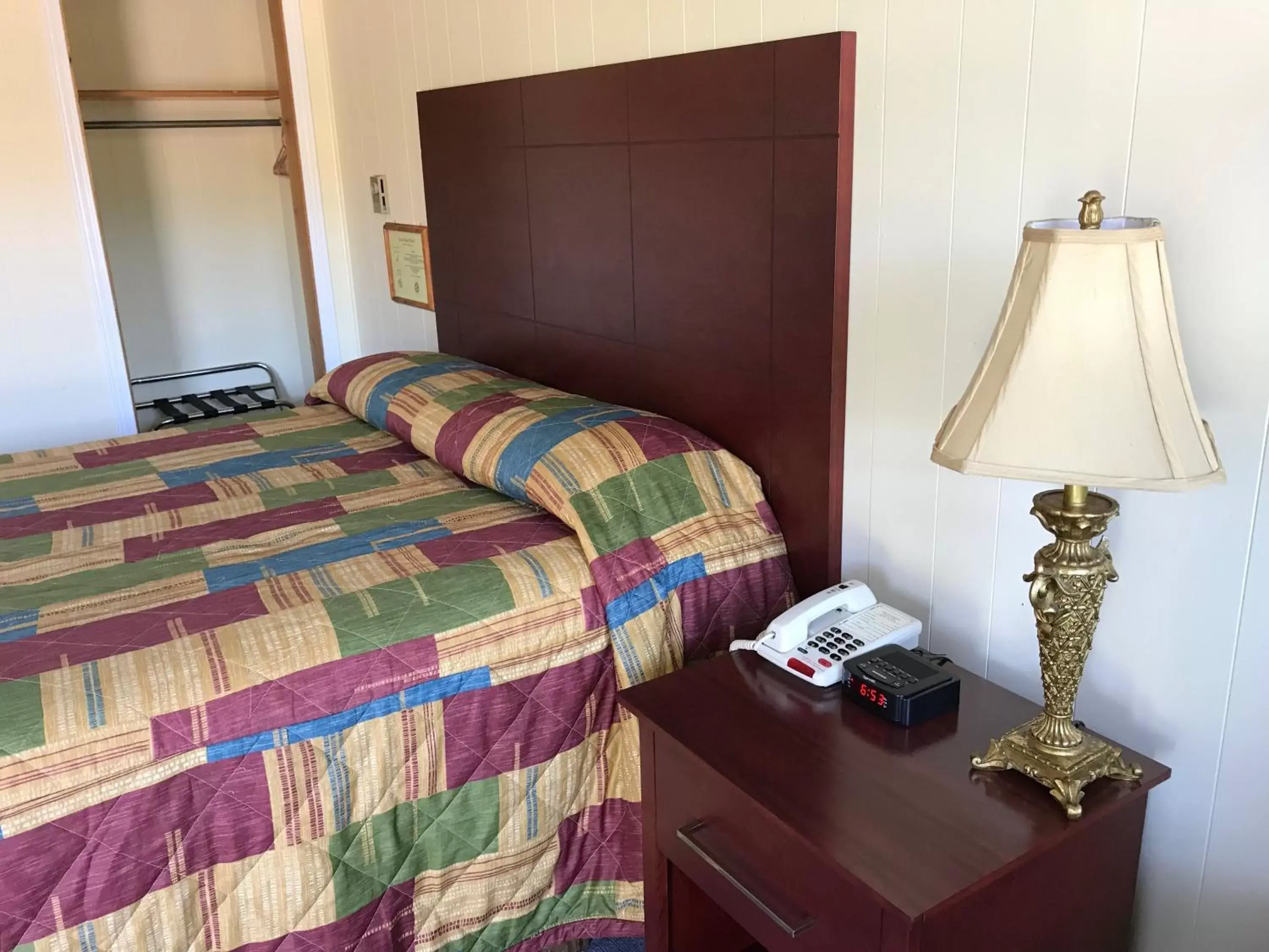 Bed in Deep River Motel