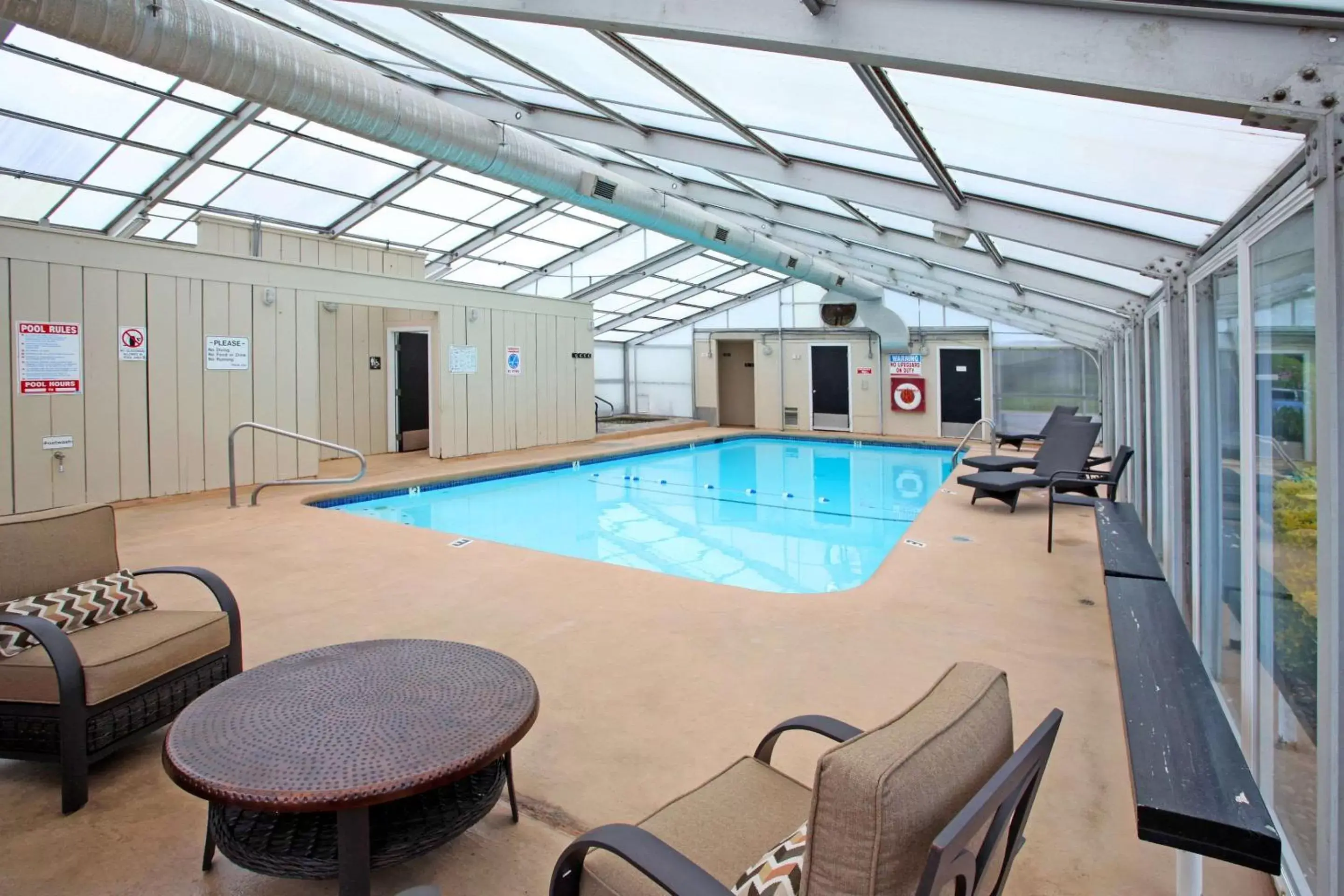 Swimming pool in Clarion Inn Surfrider Resort