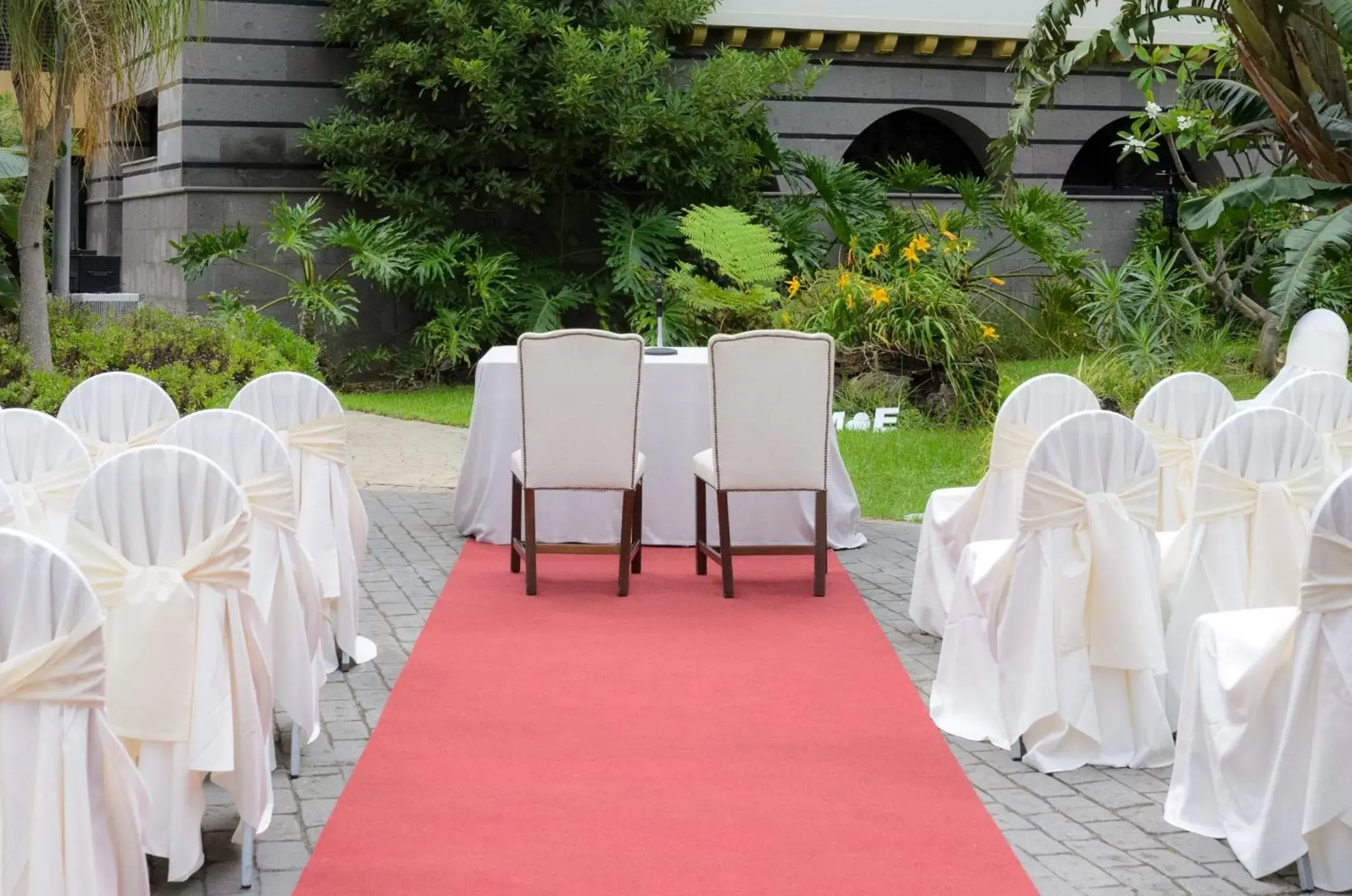 Garden, Banquet Facilities in Hotel Escuela Santa Brígida