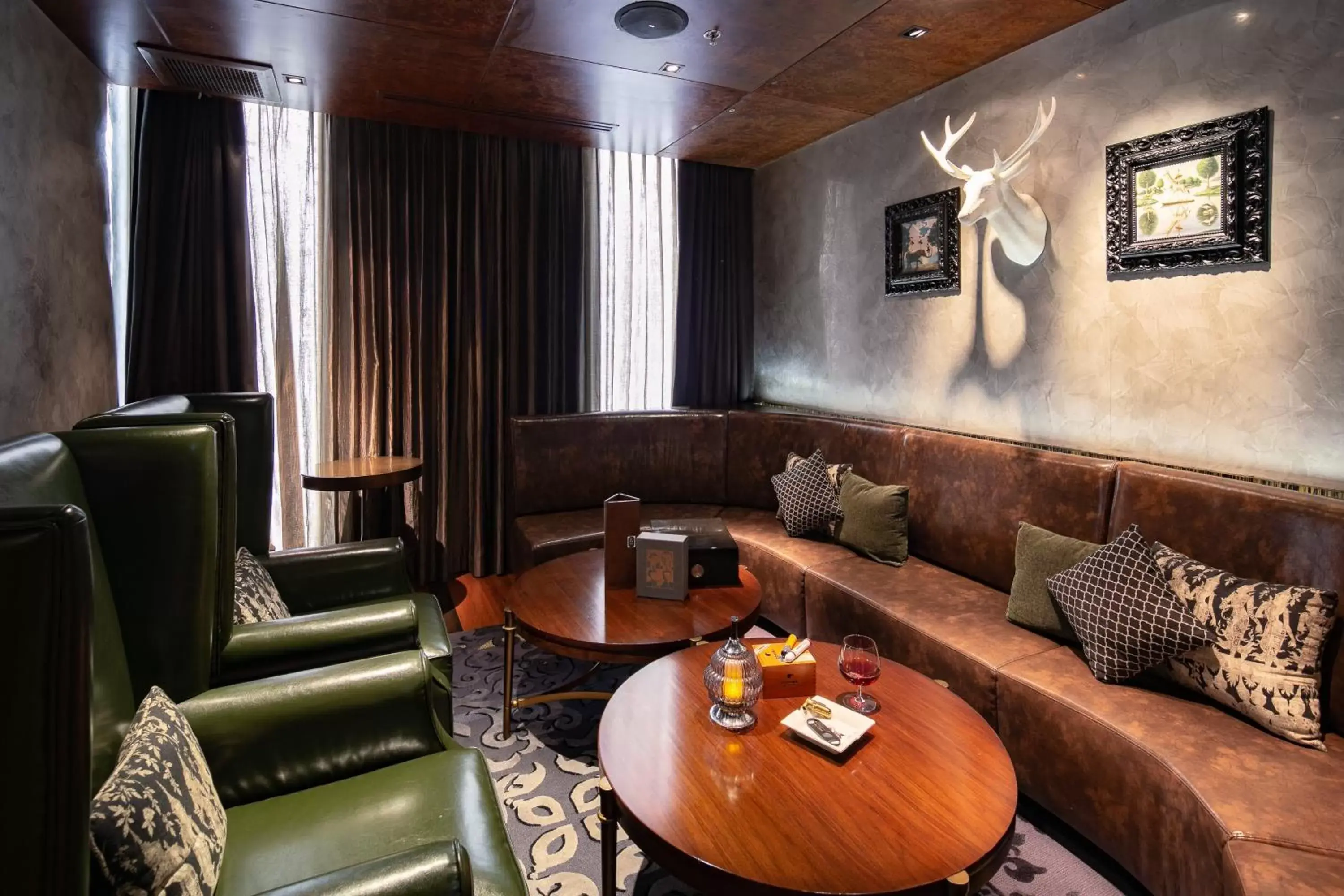 Lounge or bar, Seating Area in Hotel Indigo Bangkok Wireless Road, an IHG Hotel