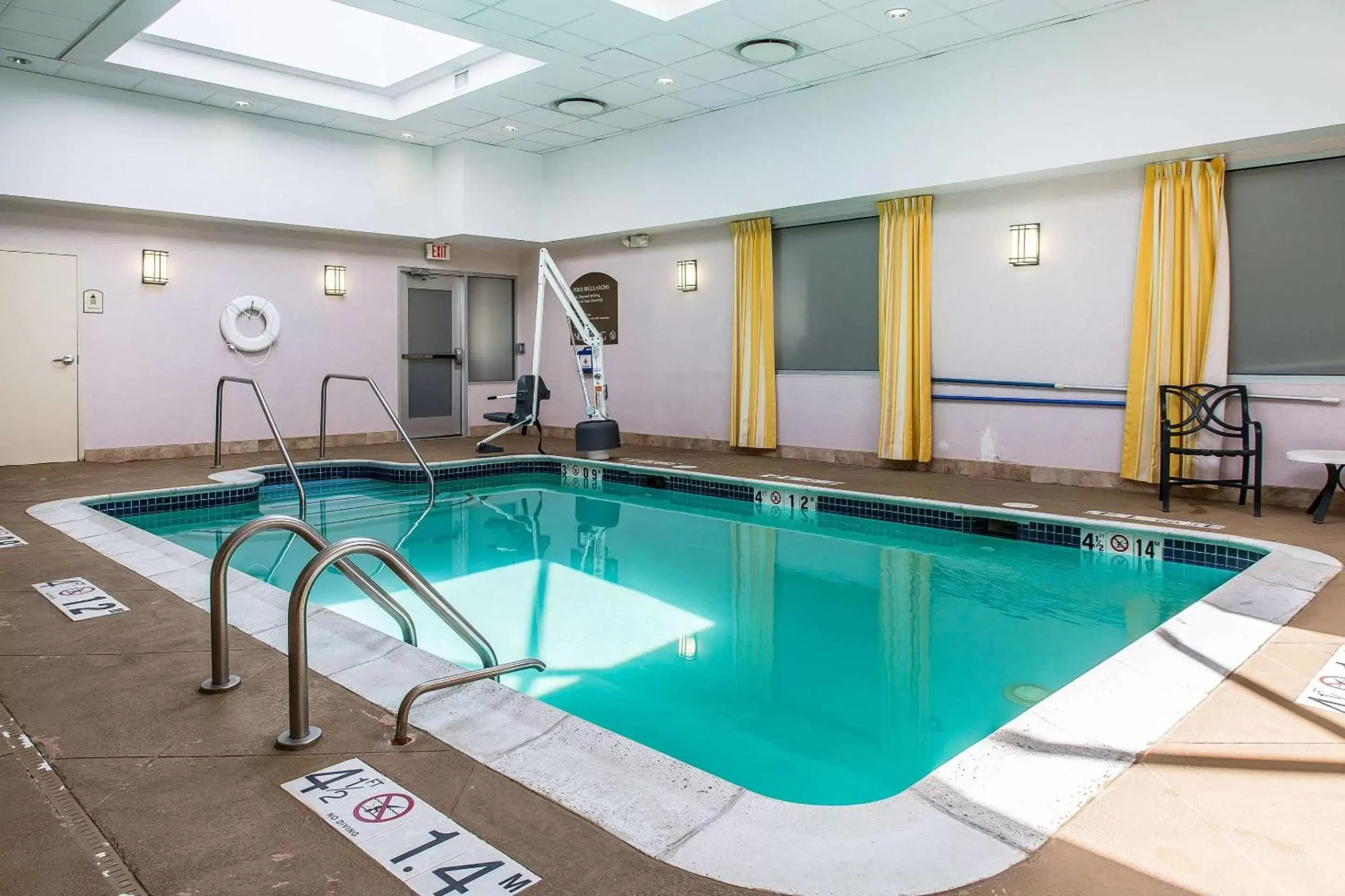 On site, Swimming Pool in Clarion Hotel & Suites Hamden - New Haven