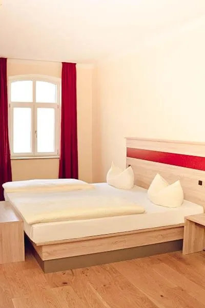 Photo of the whole room, Bed in Hotel-Gasthof Flötzinger Bräu