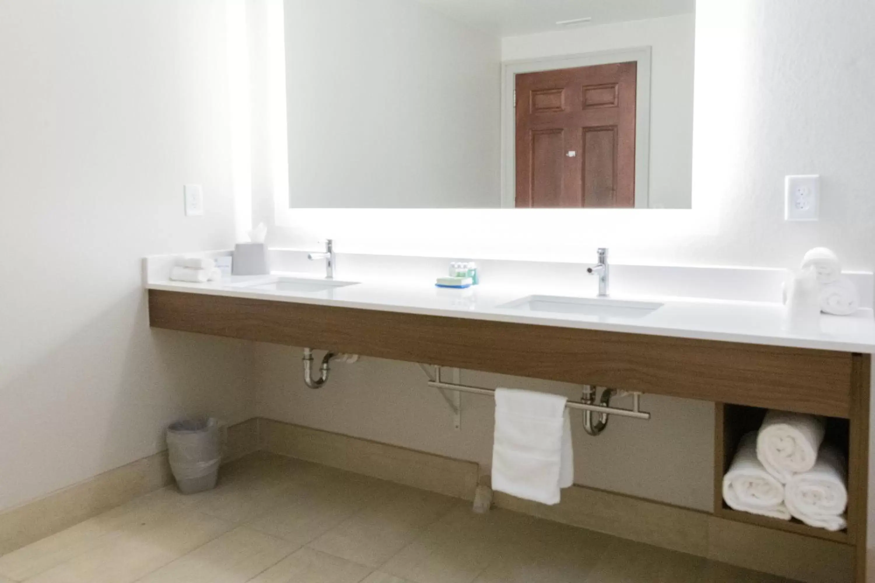 Photo of the whole room in Holiday Inn Express & Suites Lexington North West-The Vineyard by IHG Photo of the whole room in Holiday Inn Express & Suites Lexington North West-The Vineyard by IHG