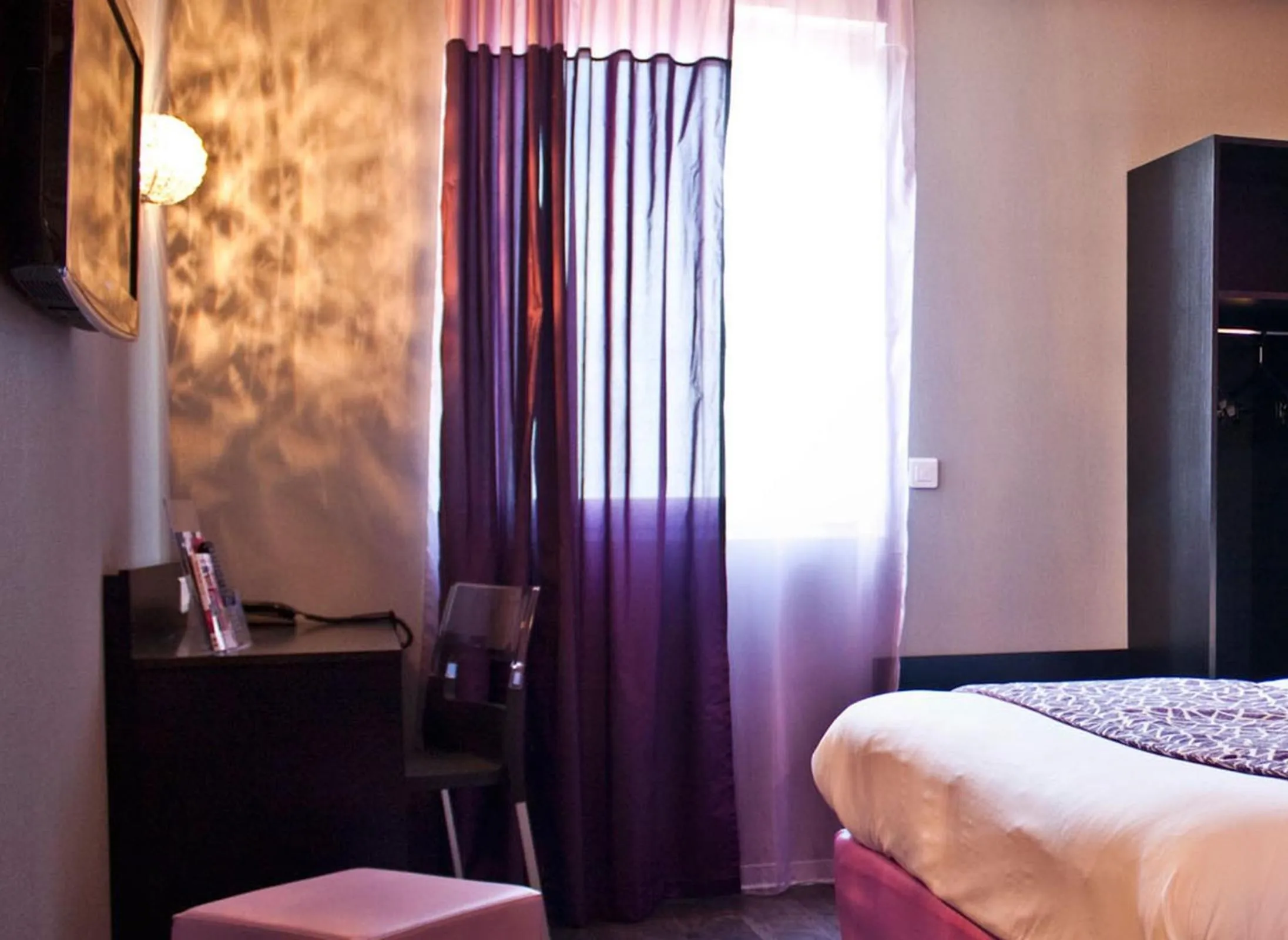 Photo of the whole room, Bed in The Originals City, Hôtel des Lys, Dreux