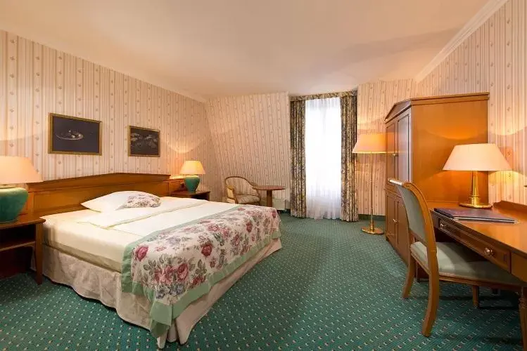 Photo of the whole room, Bed in Hotel am Schlosspark