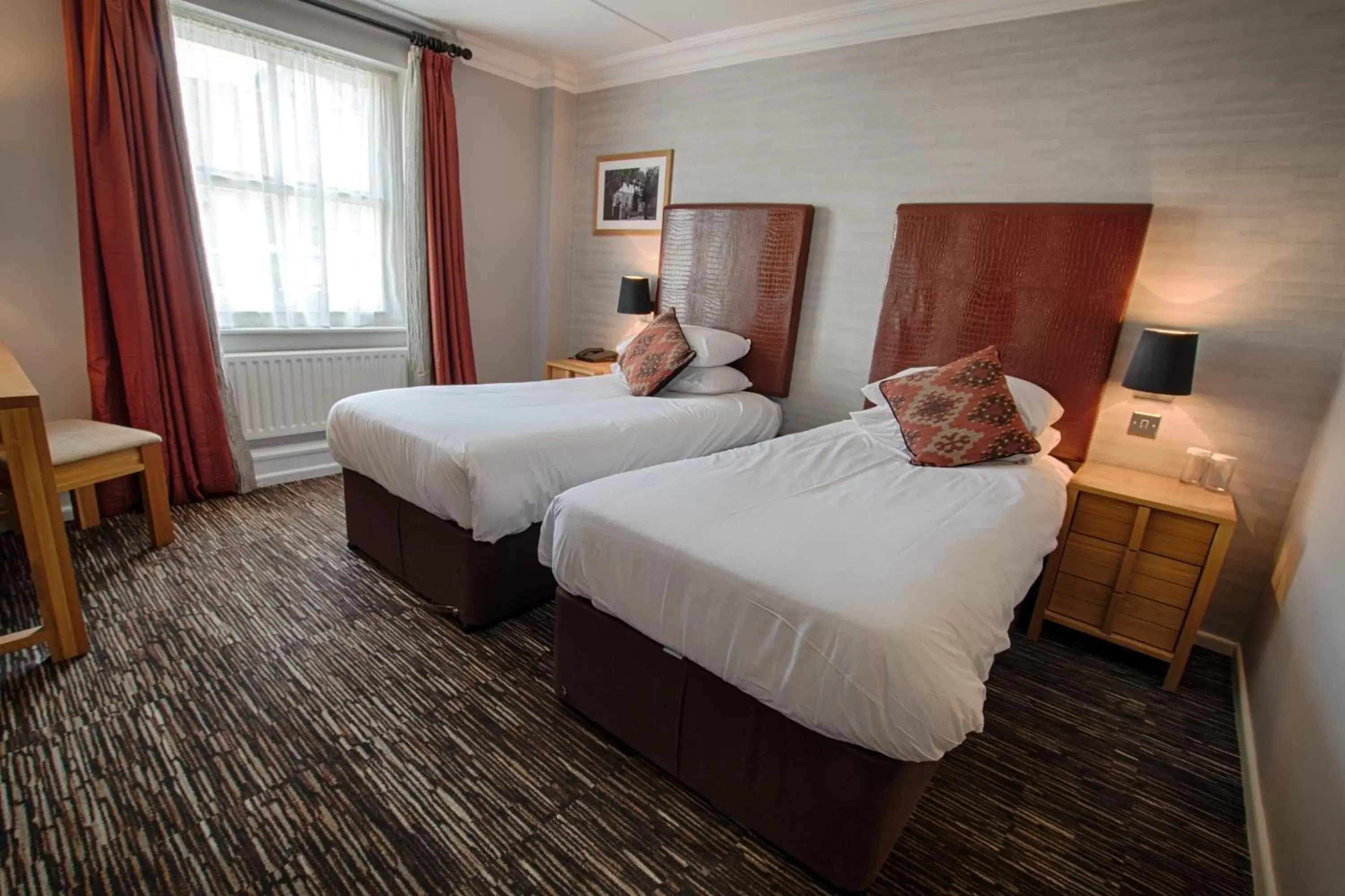 Bedroom, Bed in The Saracens Head Hotel