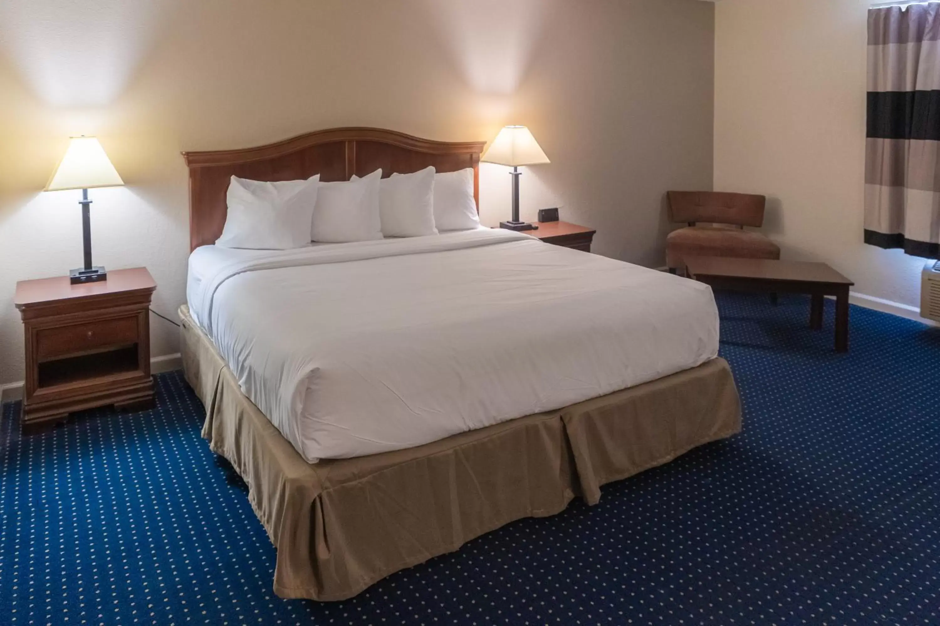 Bed in Cottonwood Suites Savannah Hotel & Conference Center