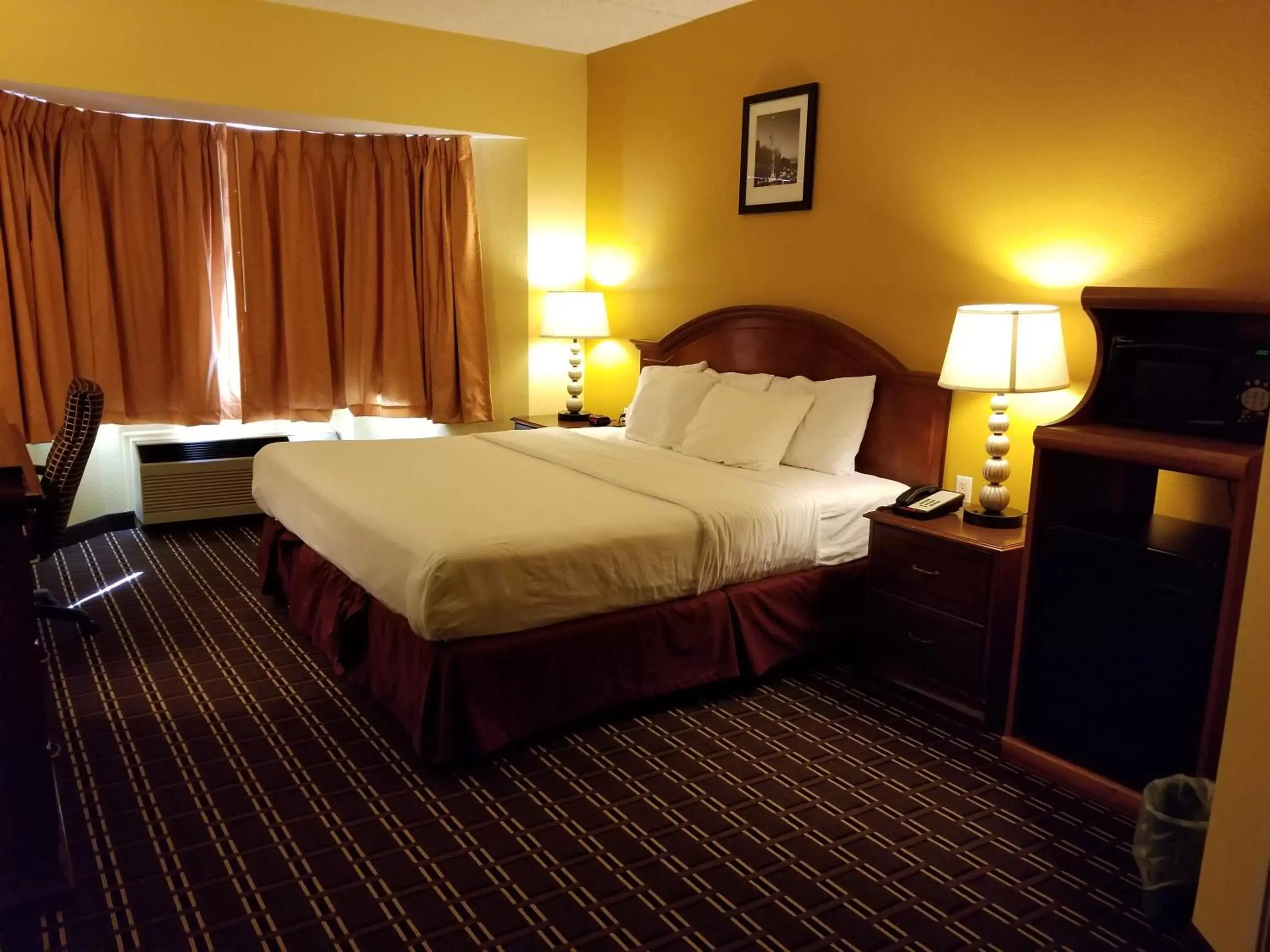 Bed in Comstock Inn & Conference Center