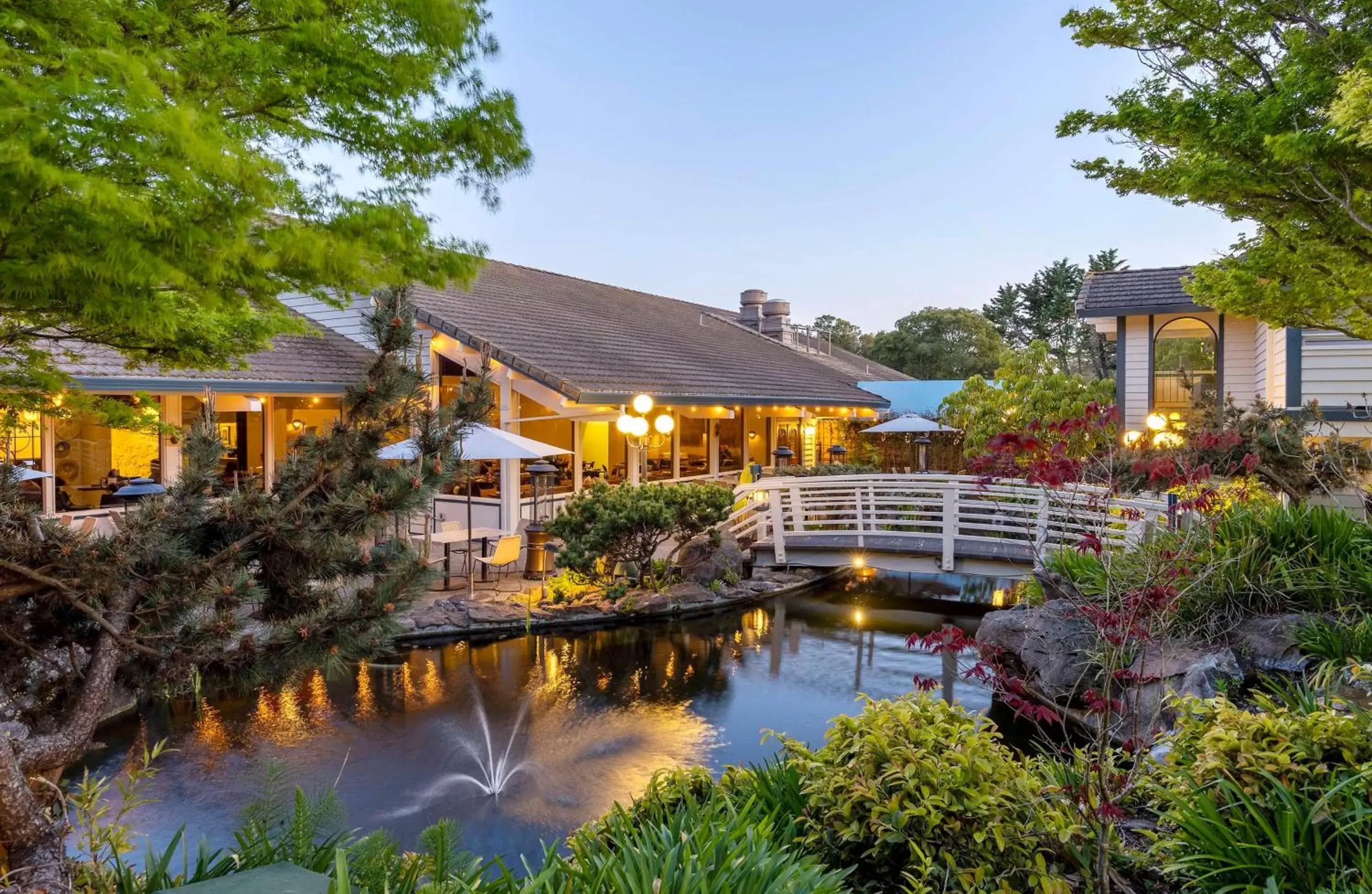 Lounge or bar, Swimming Pool in Seacliff Inn Aptos, Tapestry Collection by Hilton