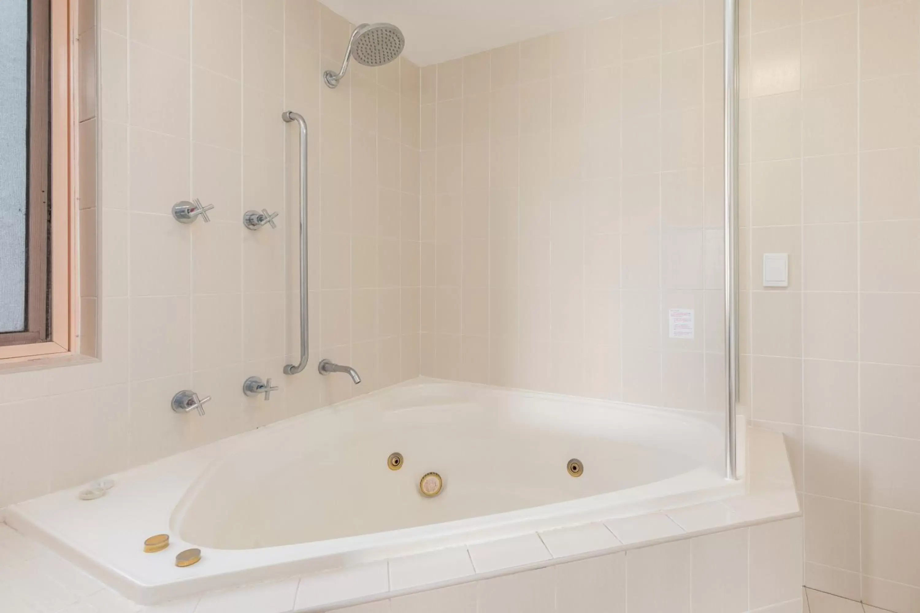 Bathroom in Charlesworth Bay Beach Resort