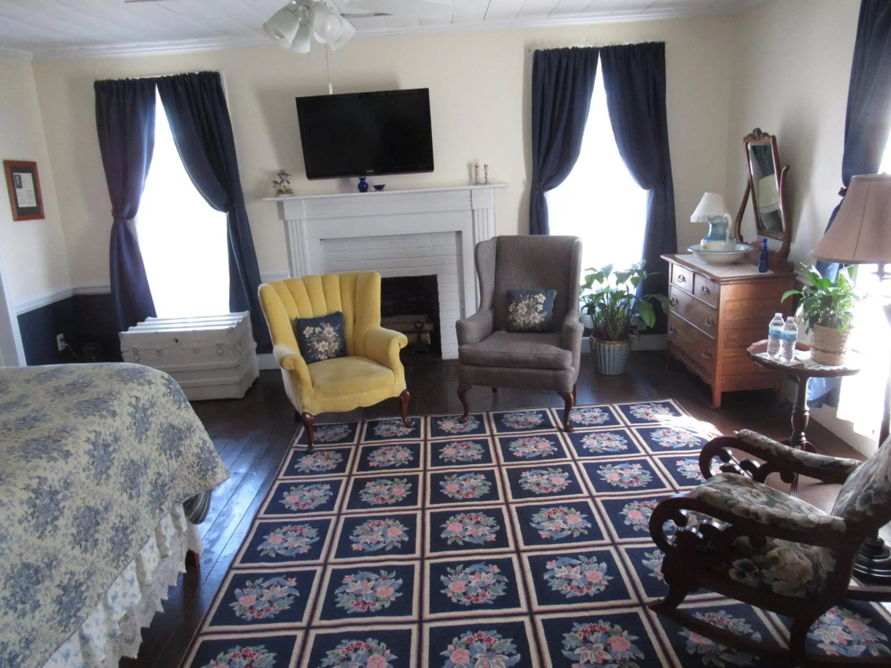 Seating area, TV/Entertainment Center in Carrier Houses Bed & Breakfast