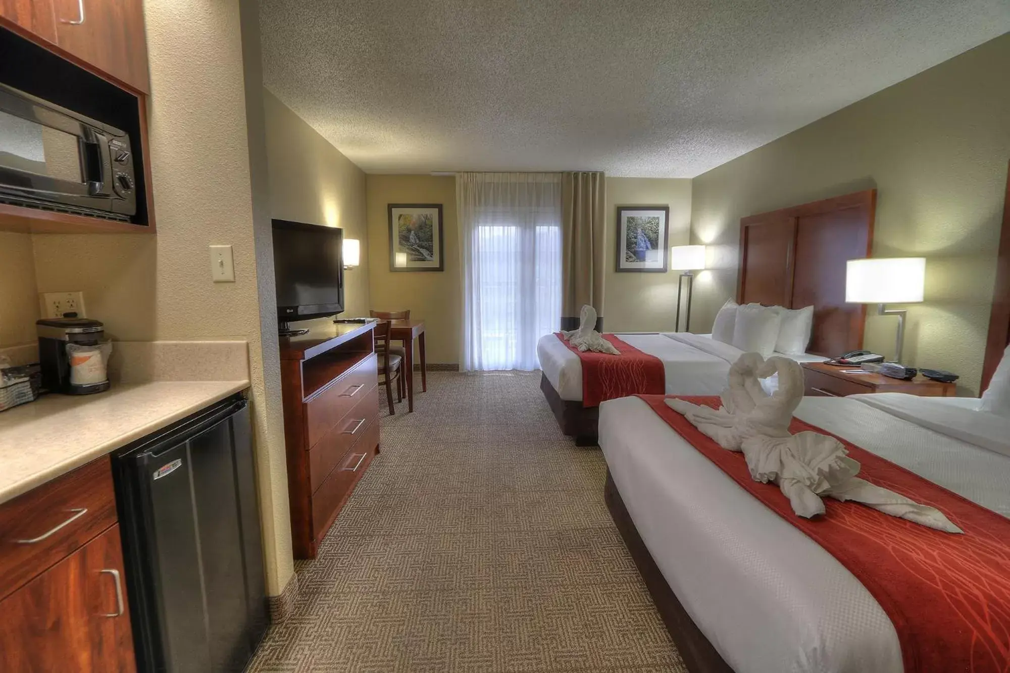 TV and multimedia in Comfort Inn & Suites at Dollywood Lane