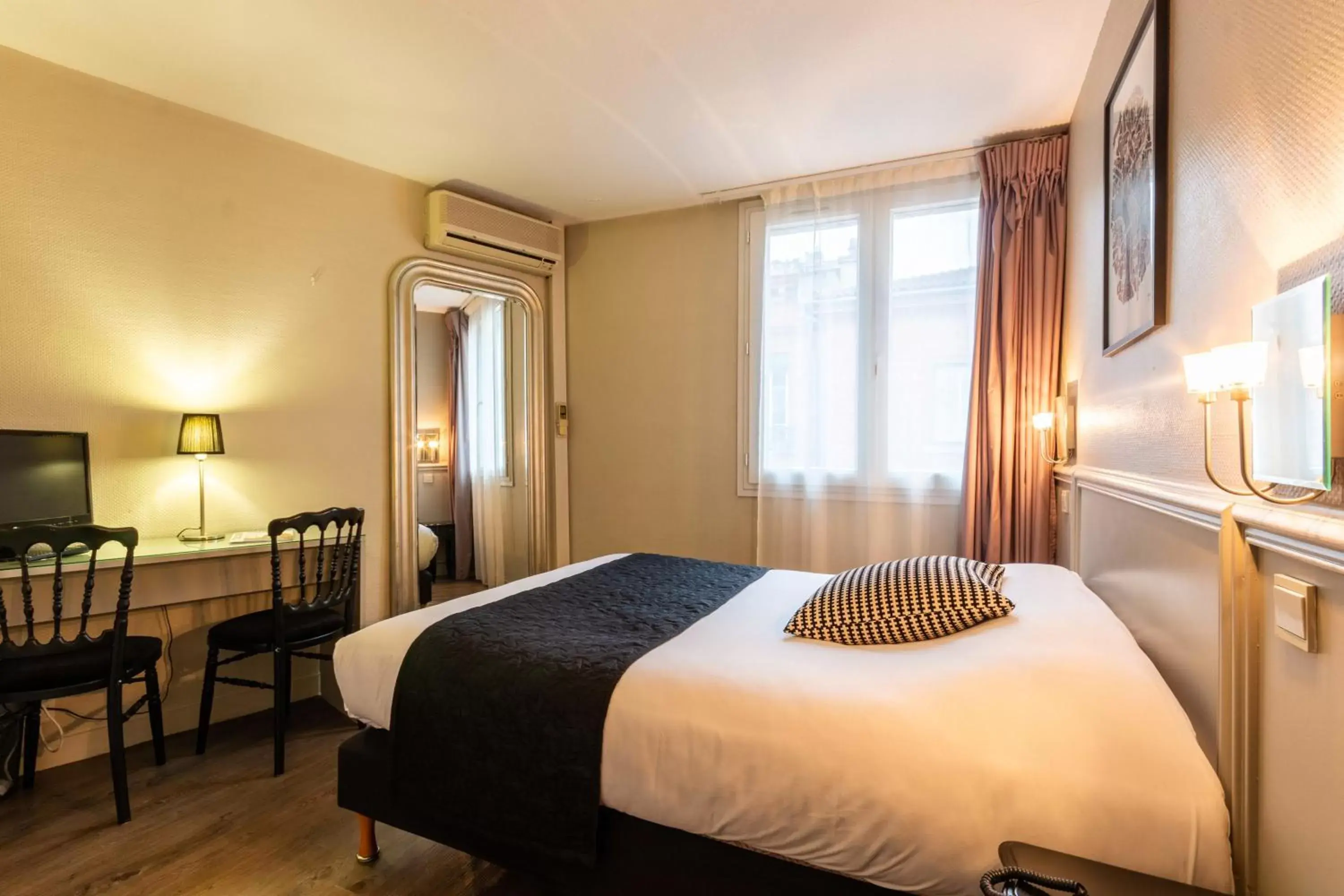Bed in Hôtel de France