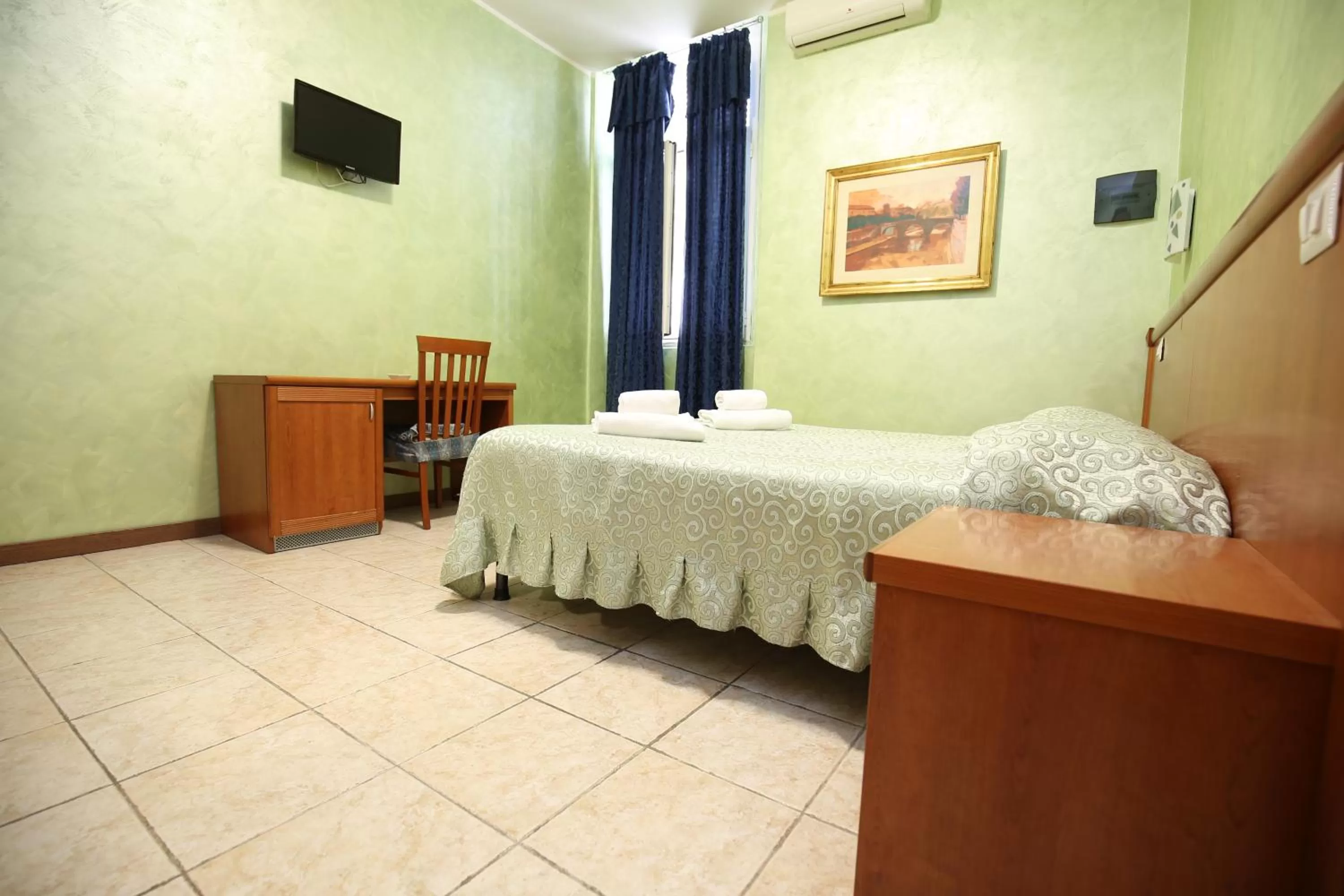 Bedroom, Bed in Hotel Tokyo