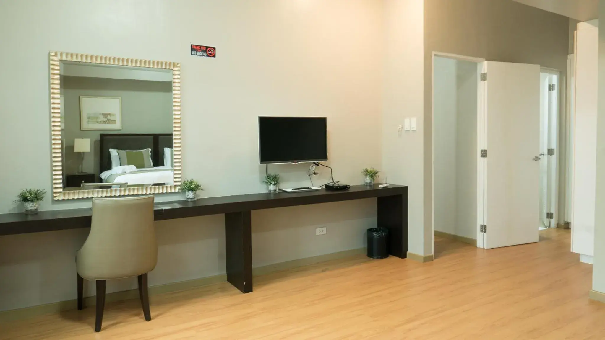 Communal lounge/ TV room, TV/Entertainment Center in Avant Serviced Suites - Personal Concierge