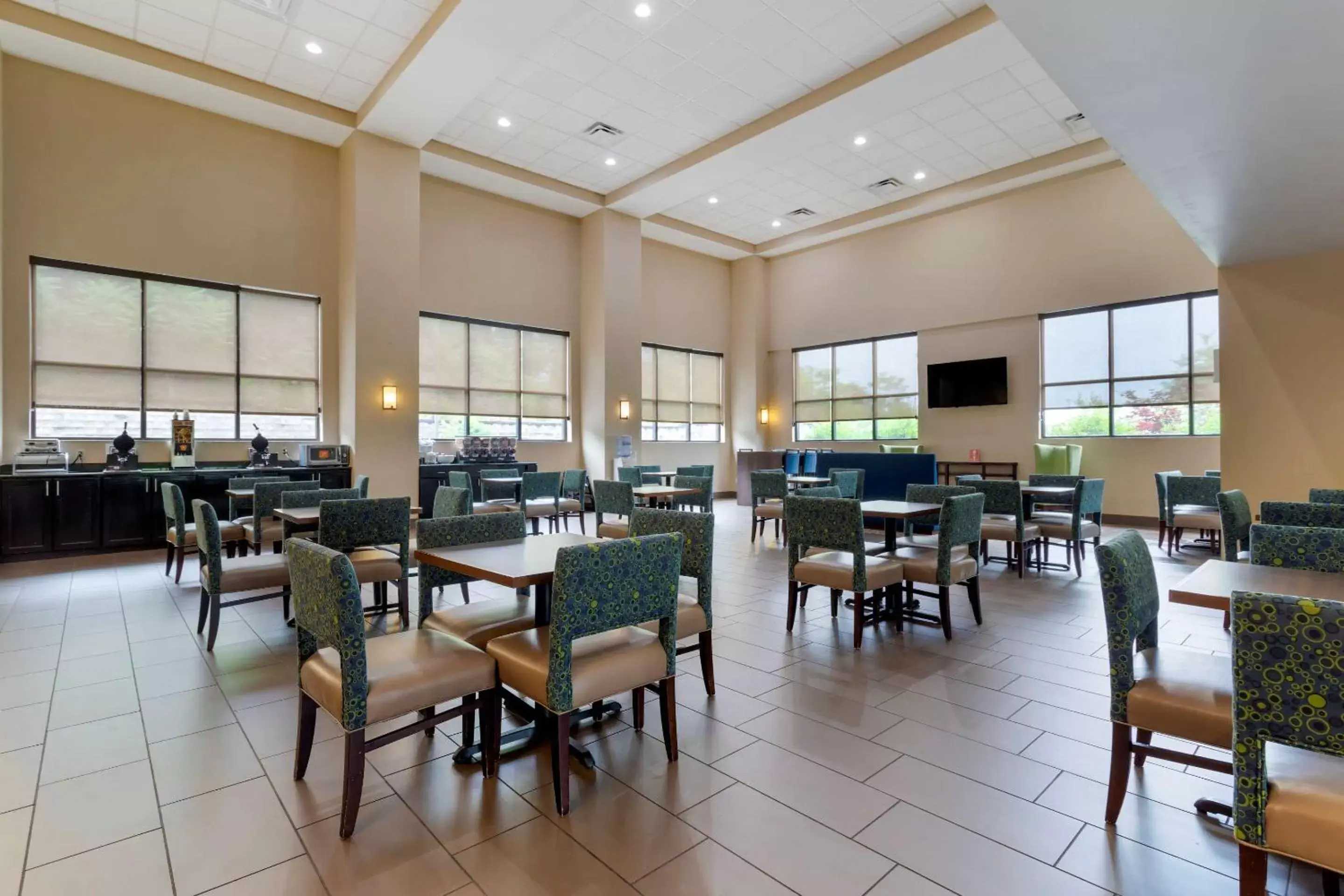 Breakfast, Restaurant/Places to Eat in Comfort Suites Kingsport