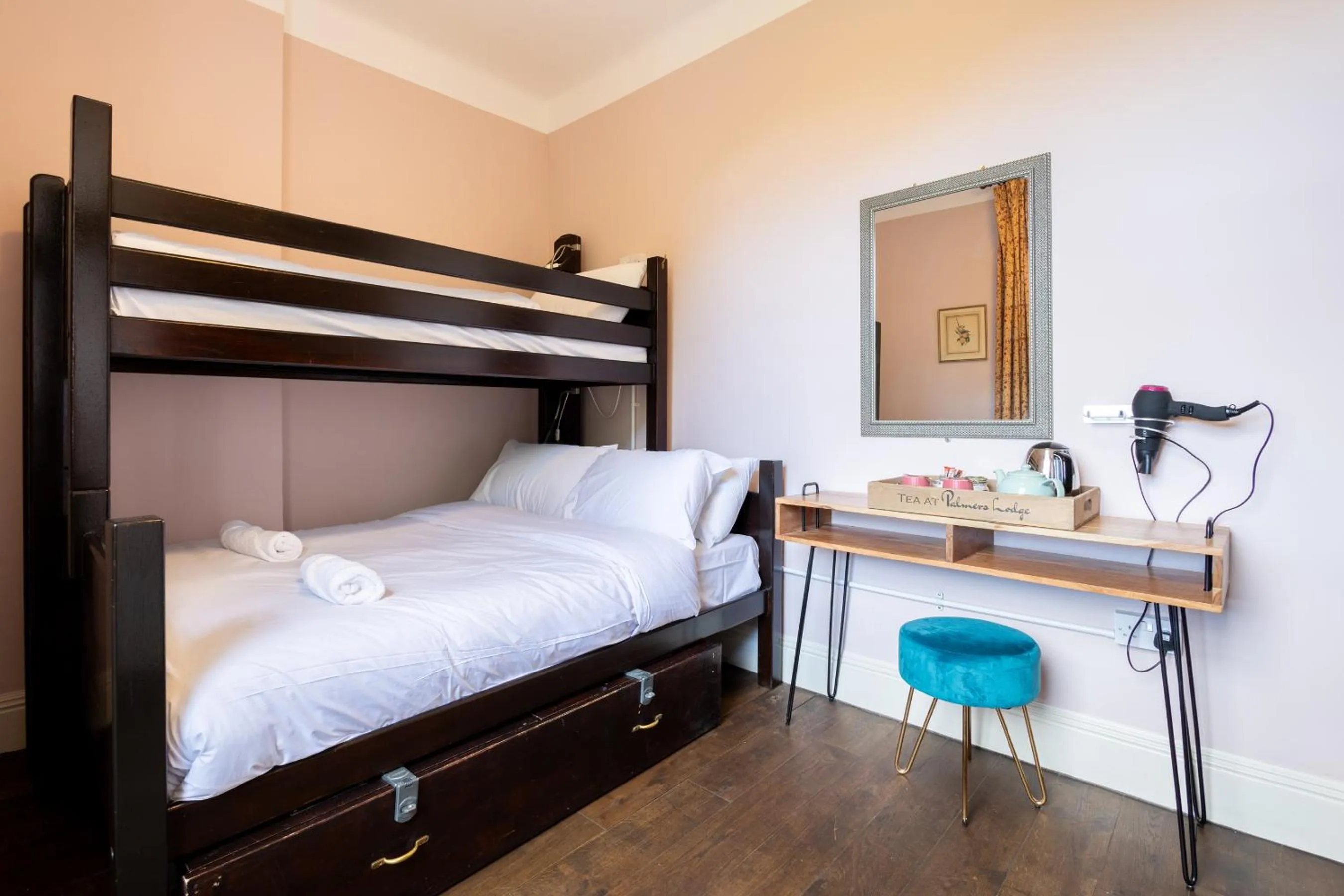 Bedroom, Bed in Palmers Lodge Swiss Cottage