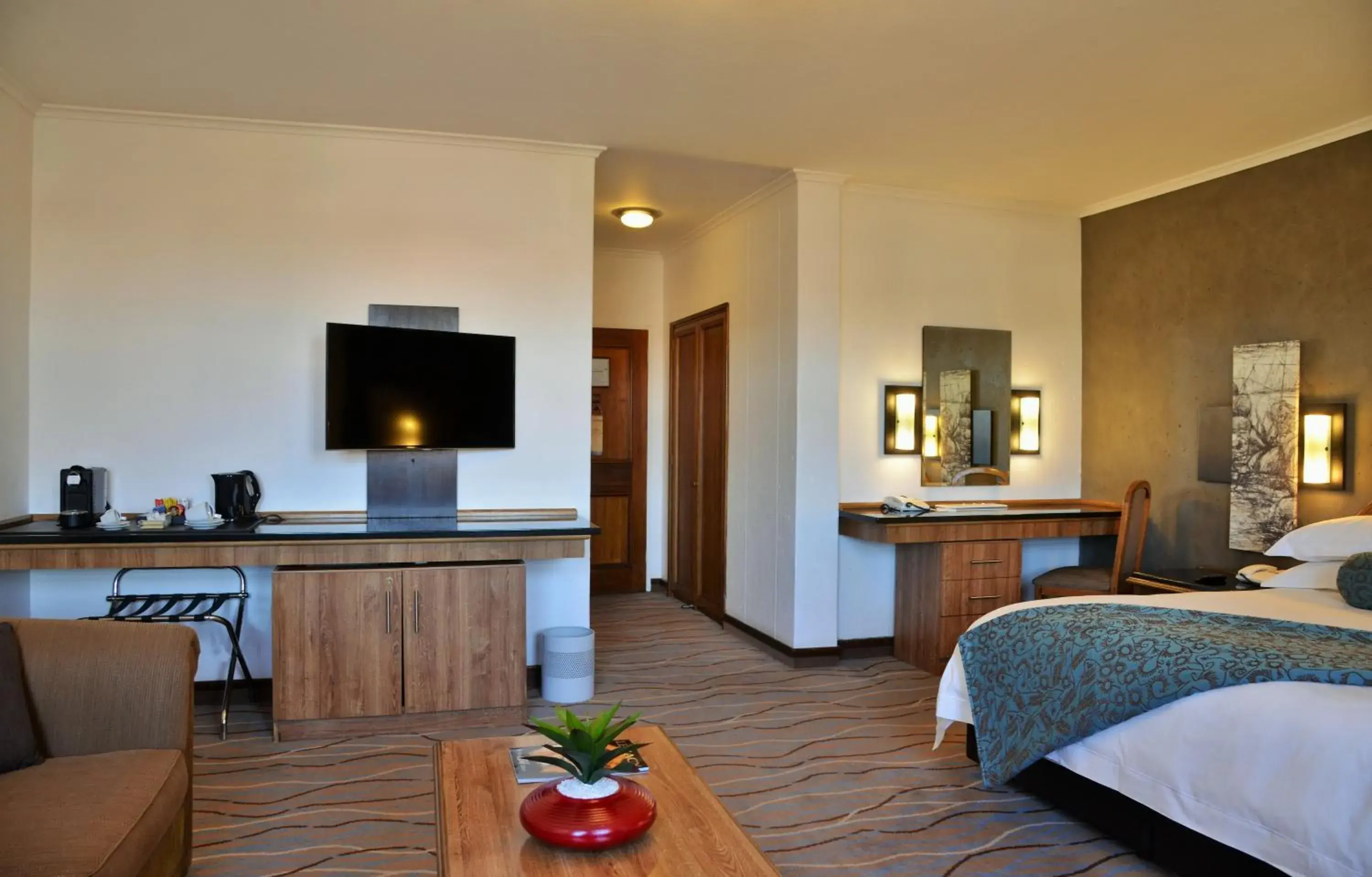 Bed, TV/Entertainment Center in The Centurion Hotel
