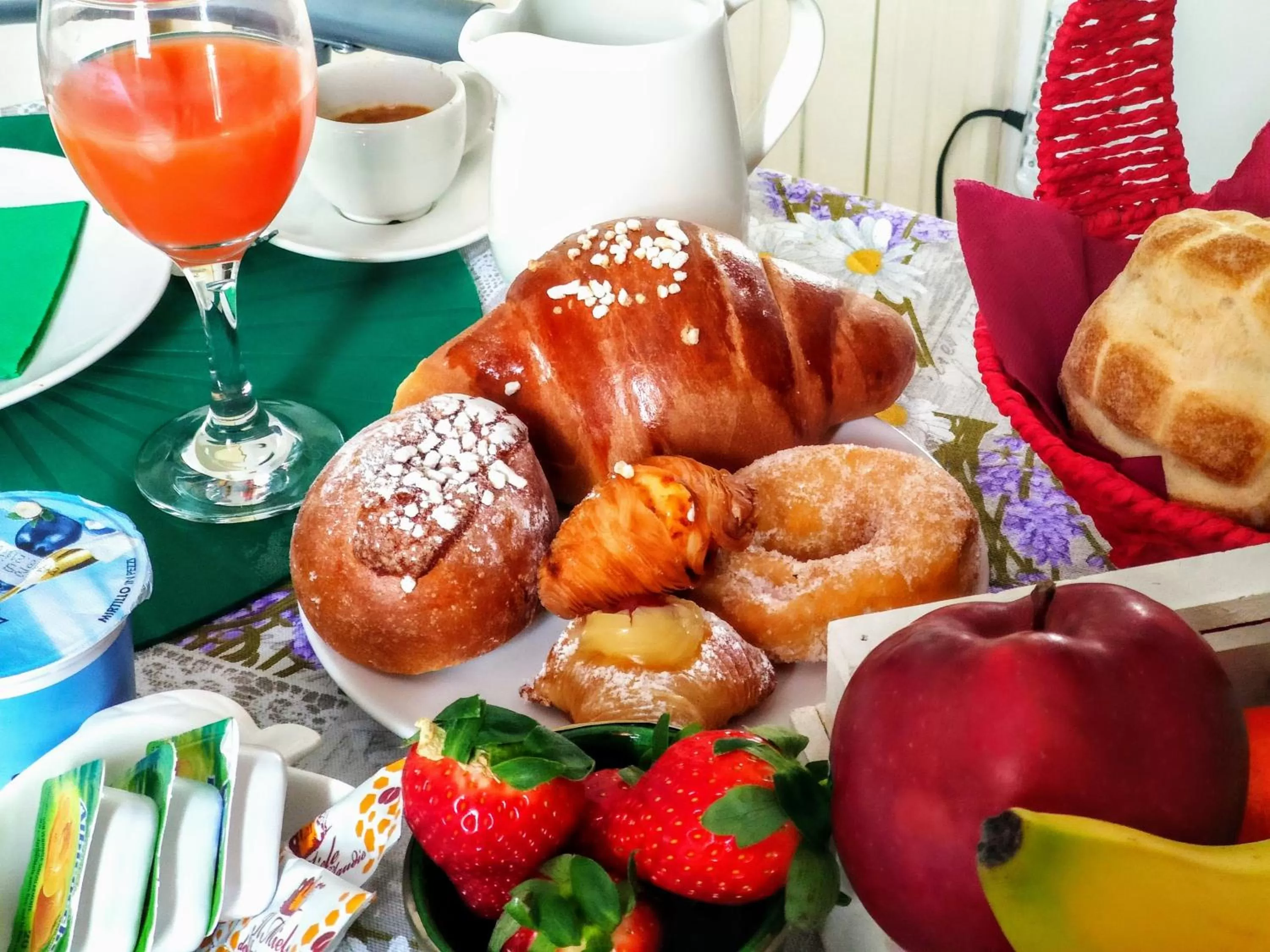 Food and drinks in La Casa Del Sole A Mergellina