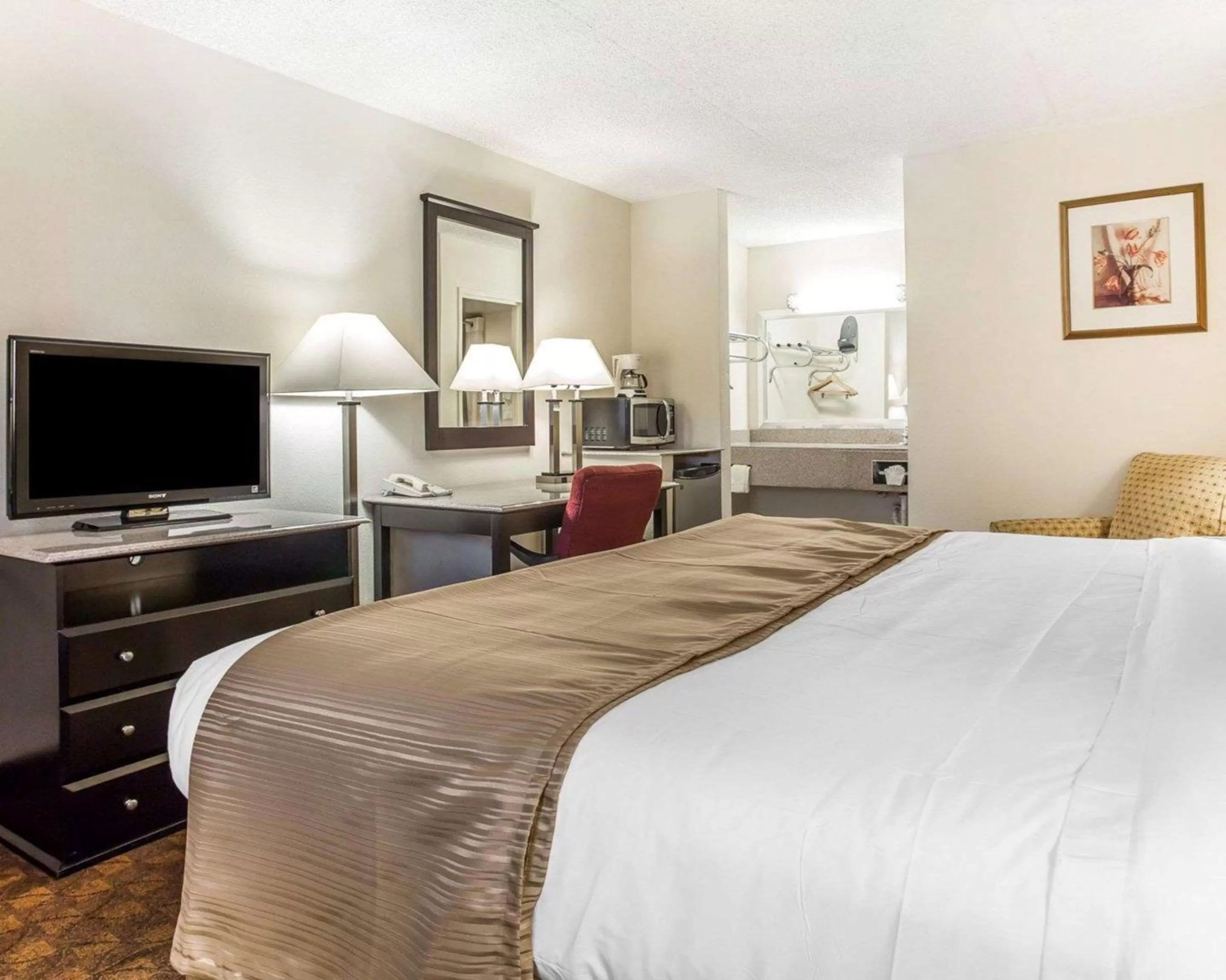 Photo of the whole room, Bed in Quality Inn & Suites Coliseum