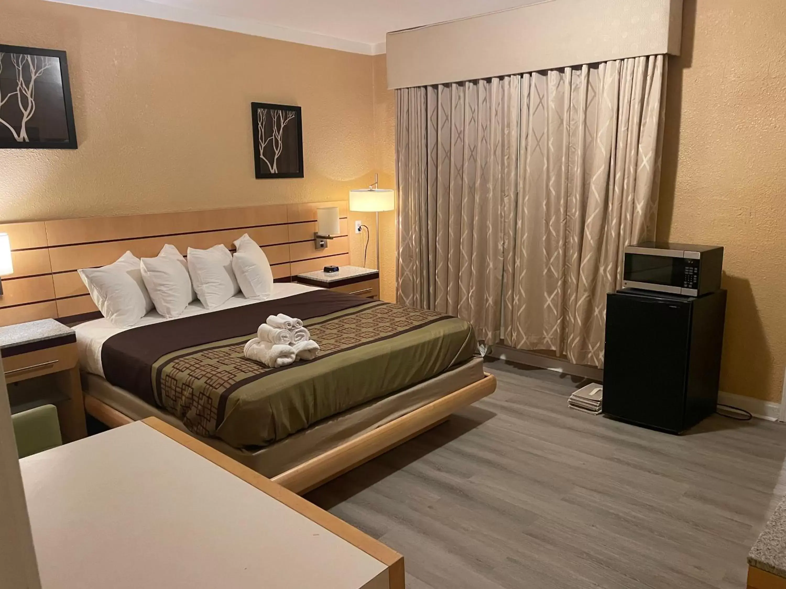 Bedroom, Bed in Sunburst Hotel