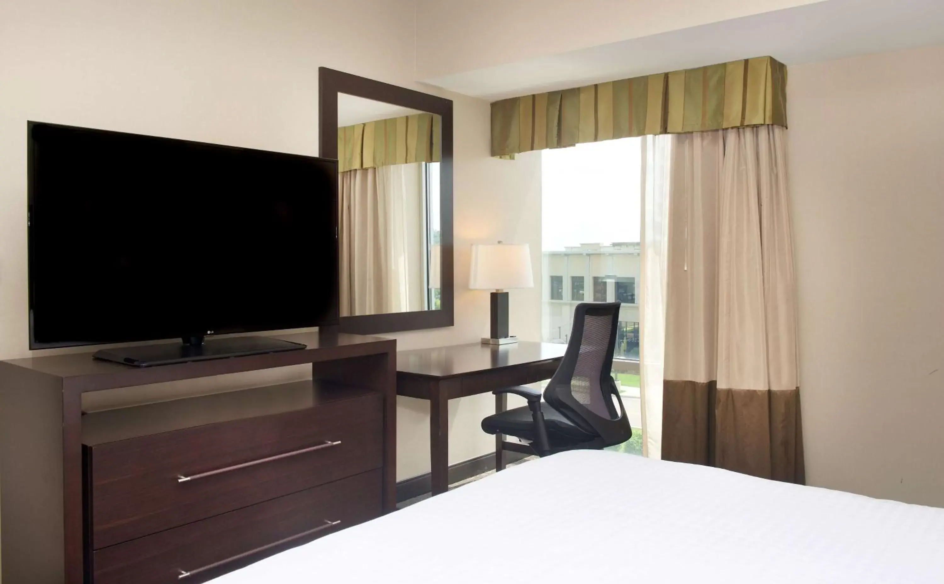 Bedroom, TV/Entertainment Center in Homewood Suites by Hilton Pittsburgh-Southpointe