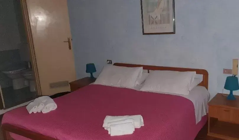 Bed in Hotel Ristorante Luina