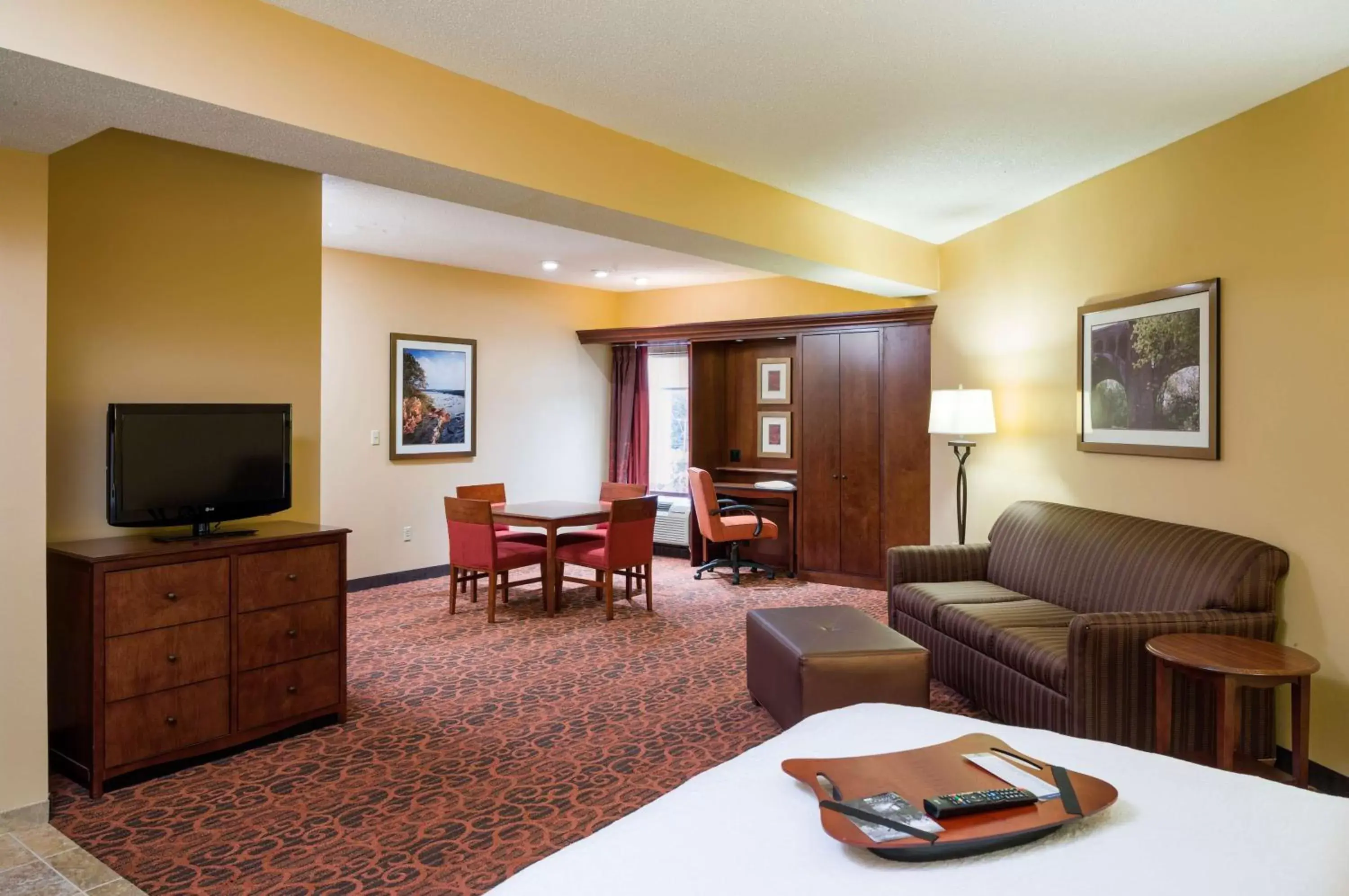 Bed, Seating Area in Hampton Inn Selinsgrove/Shamokin Dam