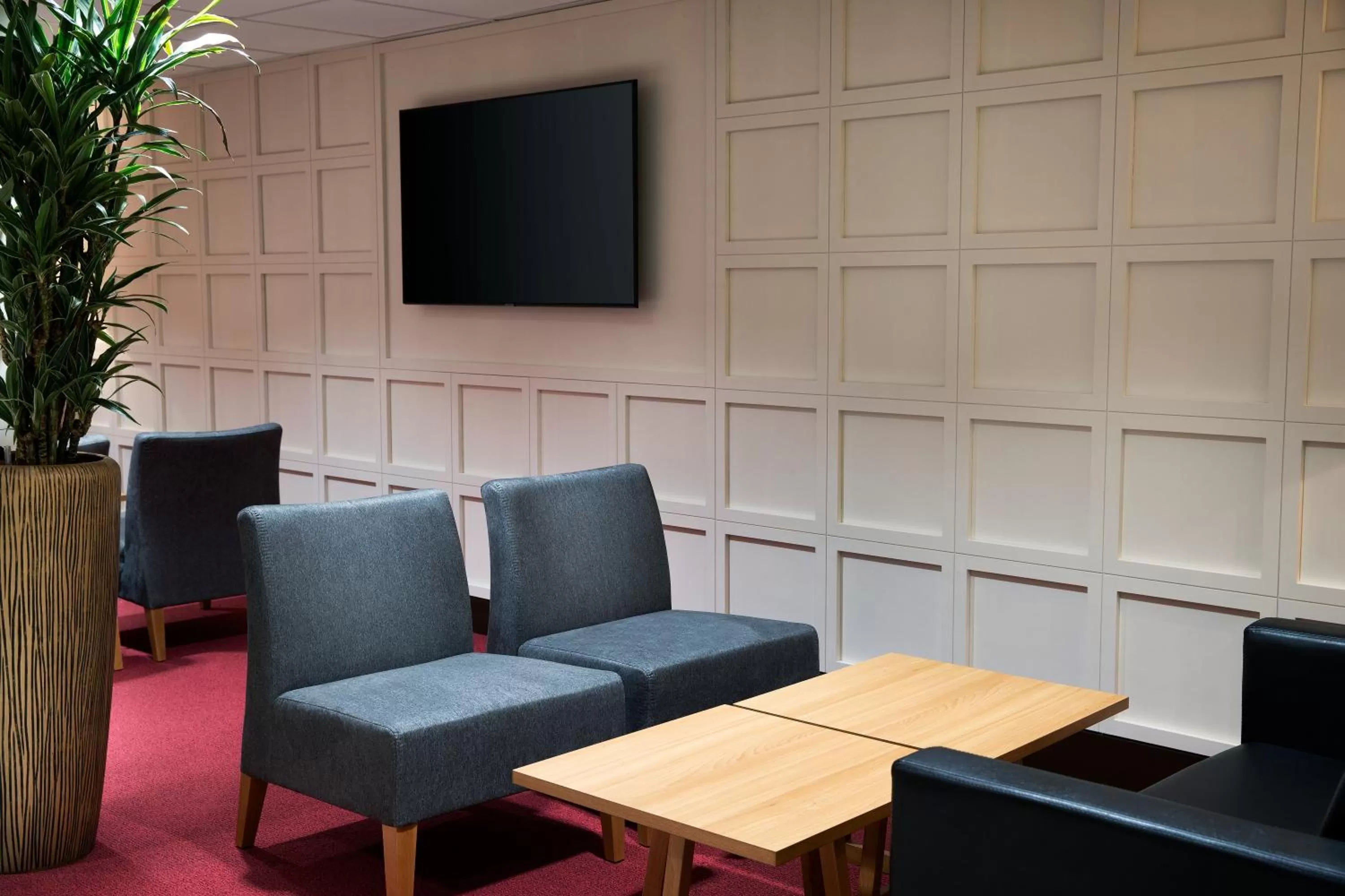Communal lounge/ TV room in Ramada by Wyndham Leeds East