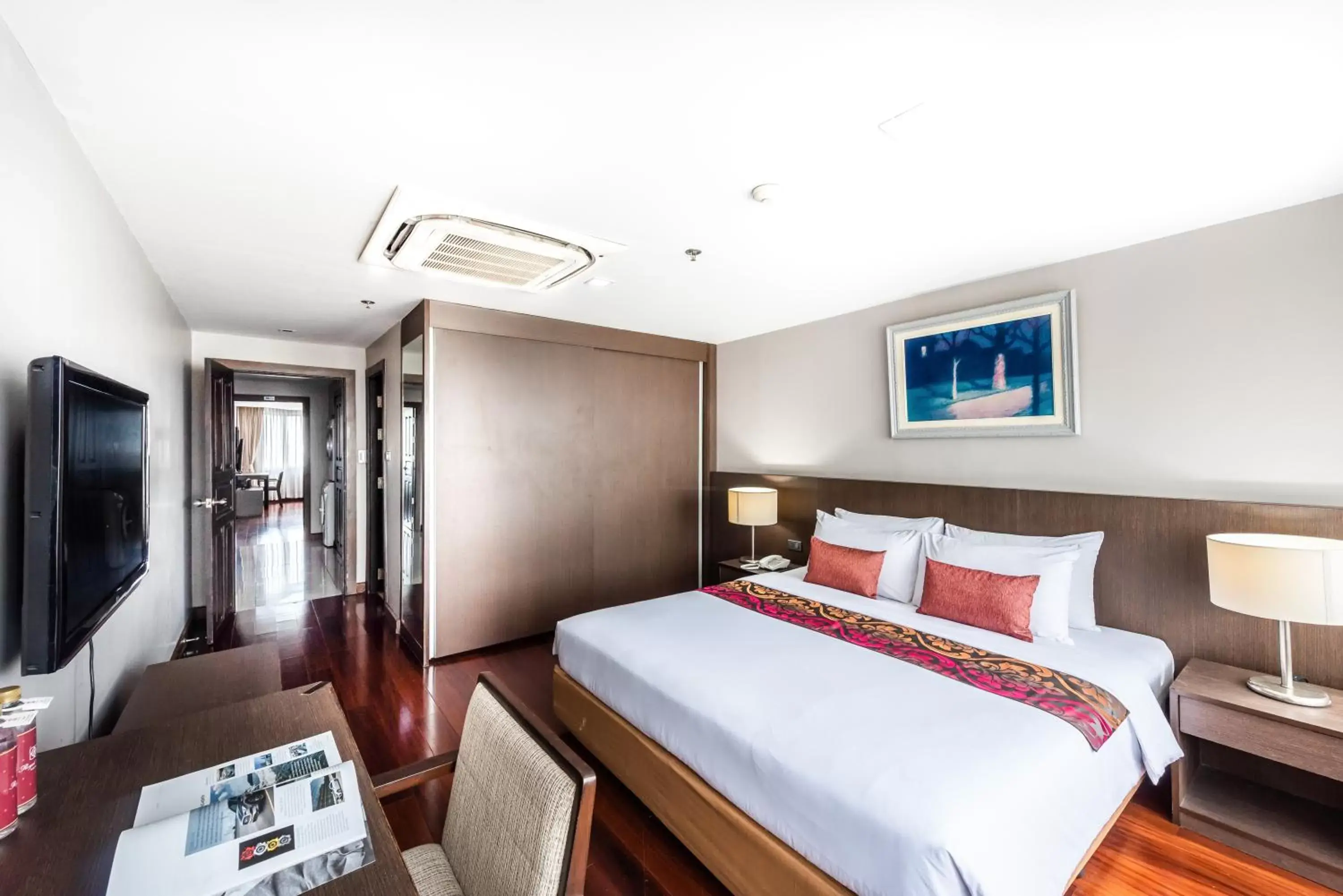 TV and multimedia, Bed in Royal Suite Hotel Bangkok