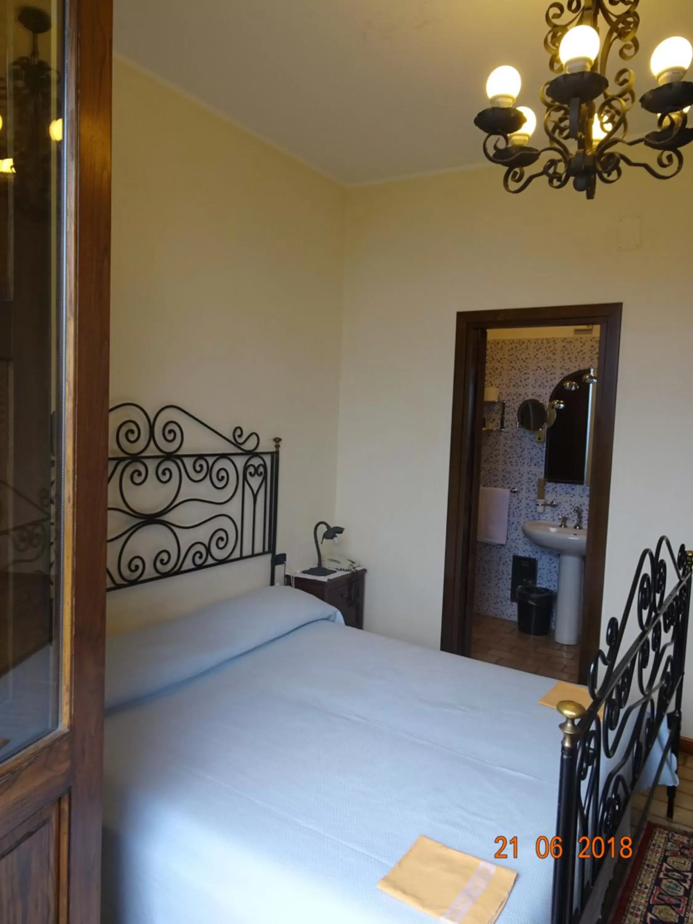 Photo of the whole room, Bed in Castello di Altomonte