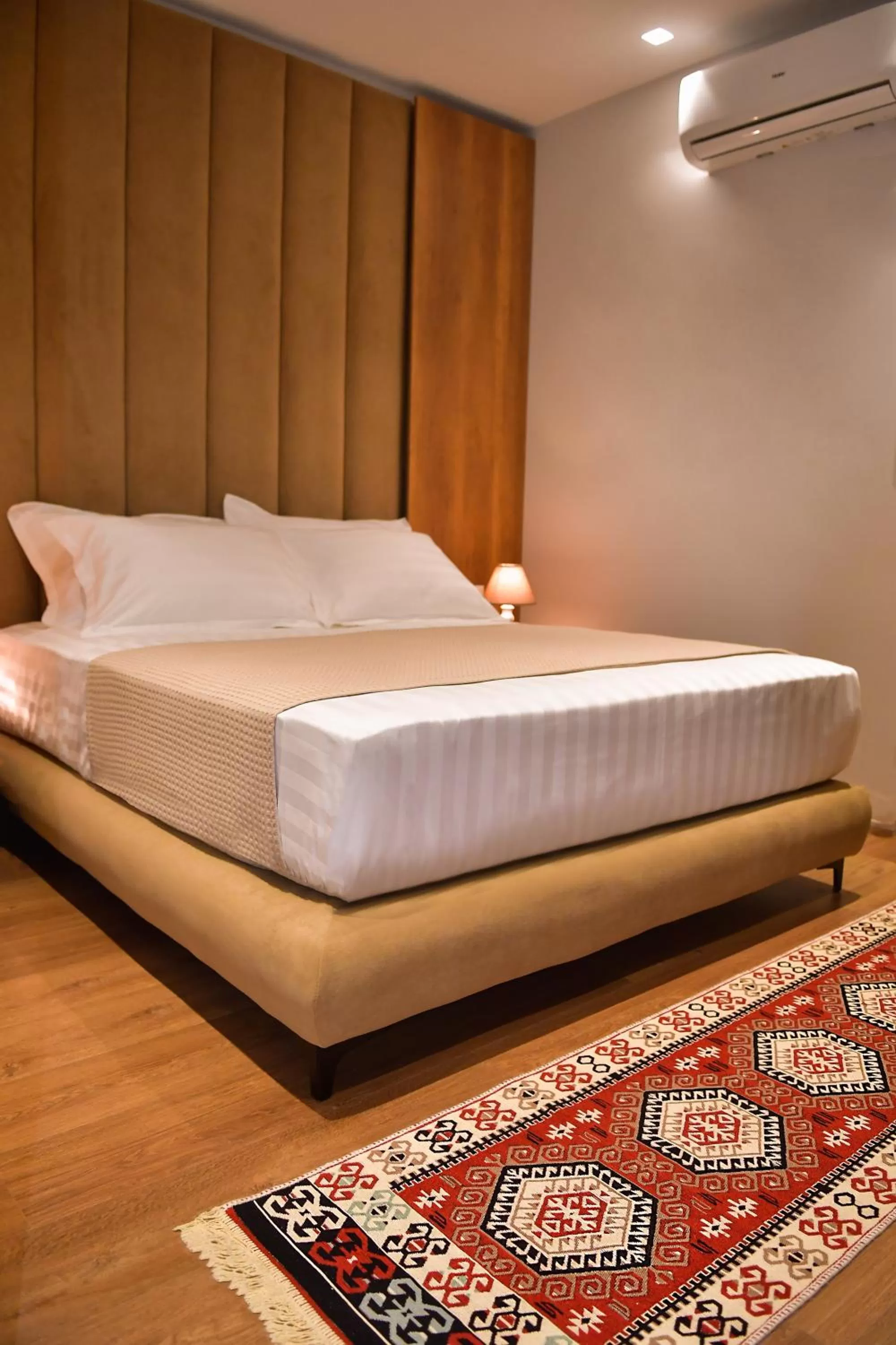 Toilet, Bed in 313 Villa City Center Hotel